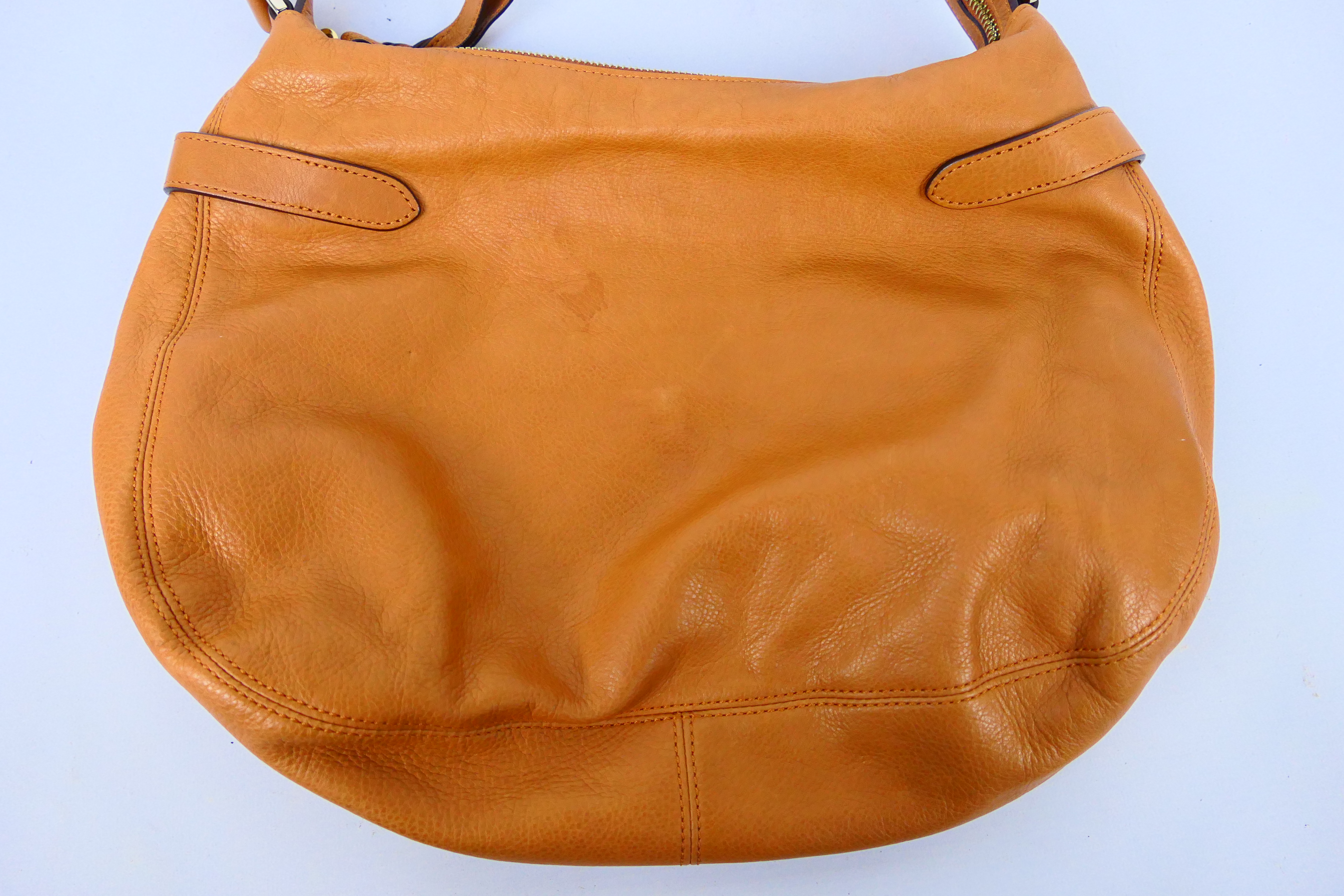 Mulberry - A chestnut Mulberry leather shoulder bag - Shoulder bag has one interior zip pocket and - Image 5 of 8