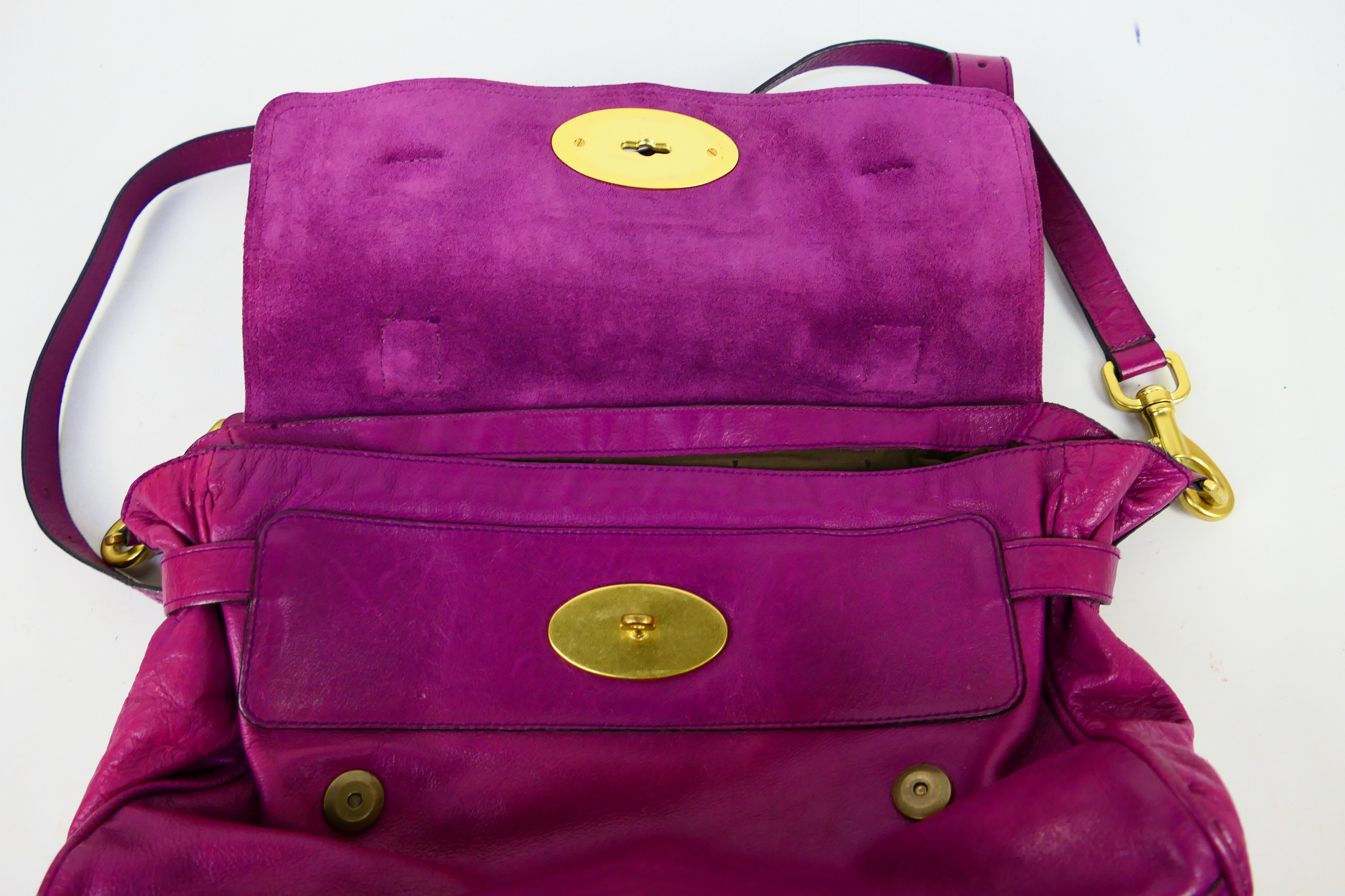 Mulberry - A raspberry Mulberry leather handbag - Handbag has one interior zip pocket and one pouch. - Image 7 of 9