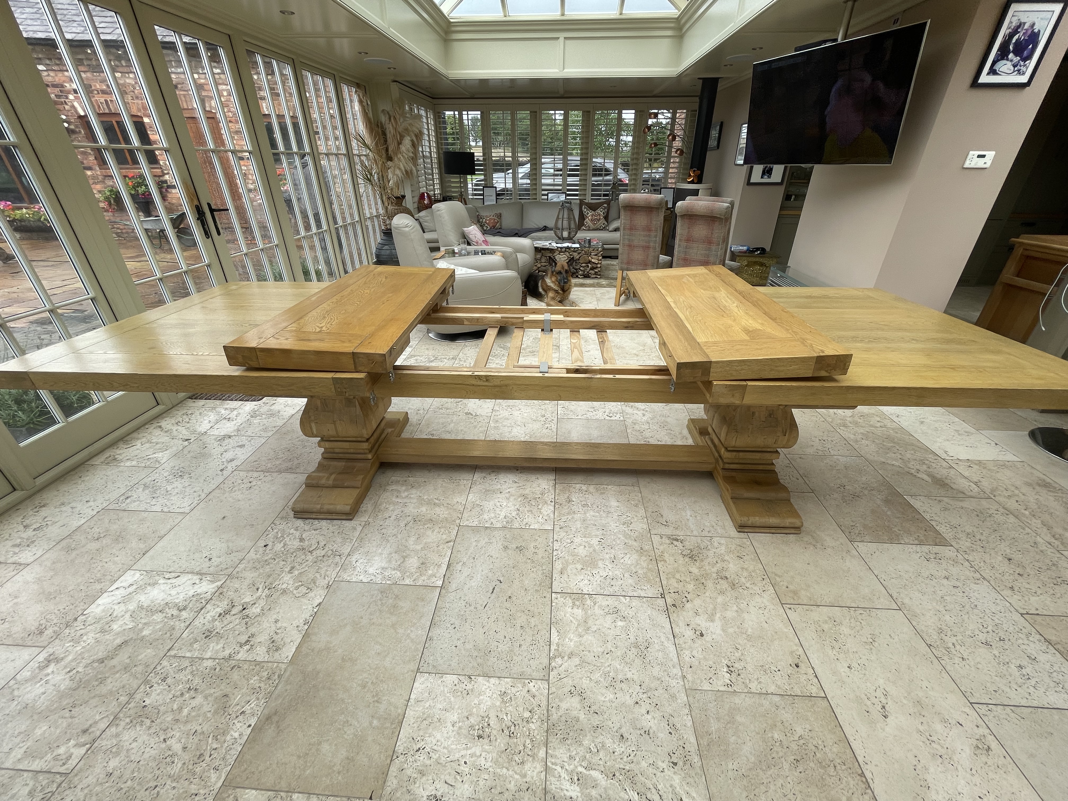 A good quality oak extending dining table and six chairs, - Image 7 of 10