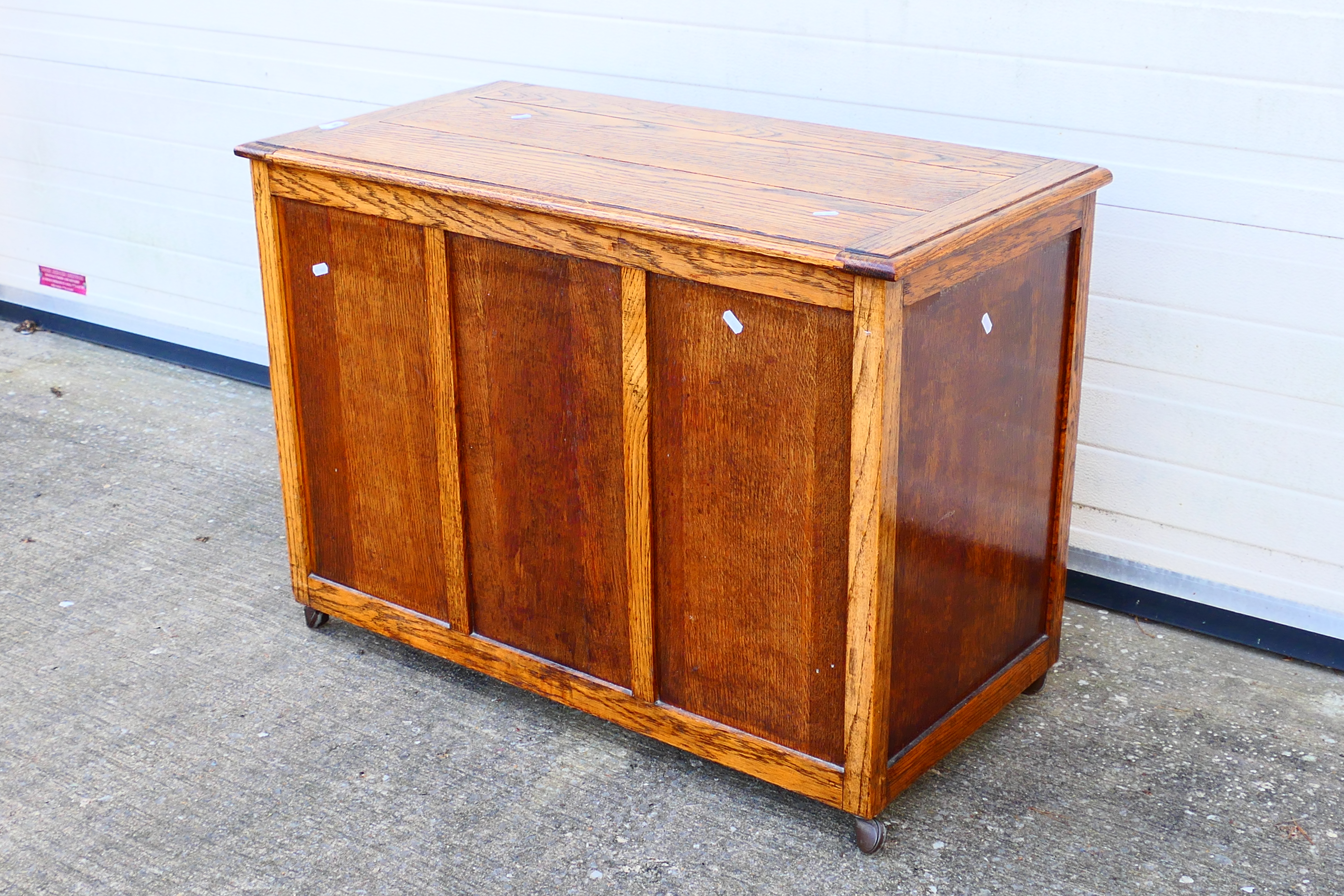 An oak blanket chest with three panel front and hinged top, approximately 68 cm x 95 cm x 47 cm. - Image 2 of 4