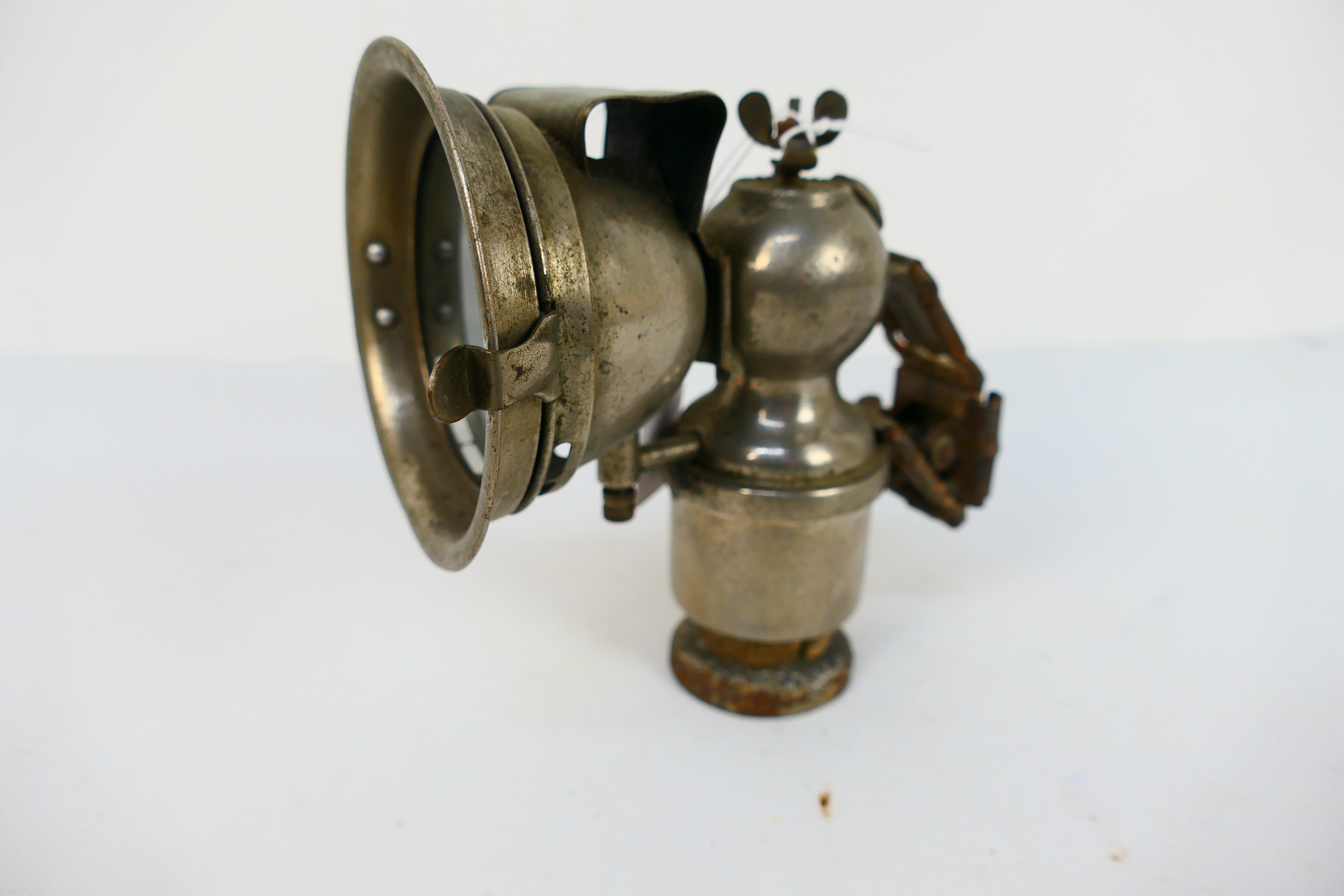 A vintage acetylene or carbide bicycle lamp with 2¾" clear glass lens, approximately 15 cm (h). - Image 2 of 4
