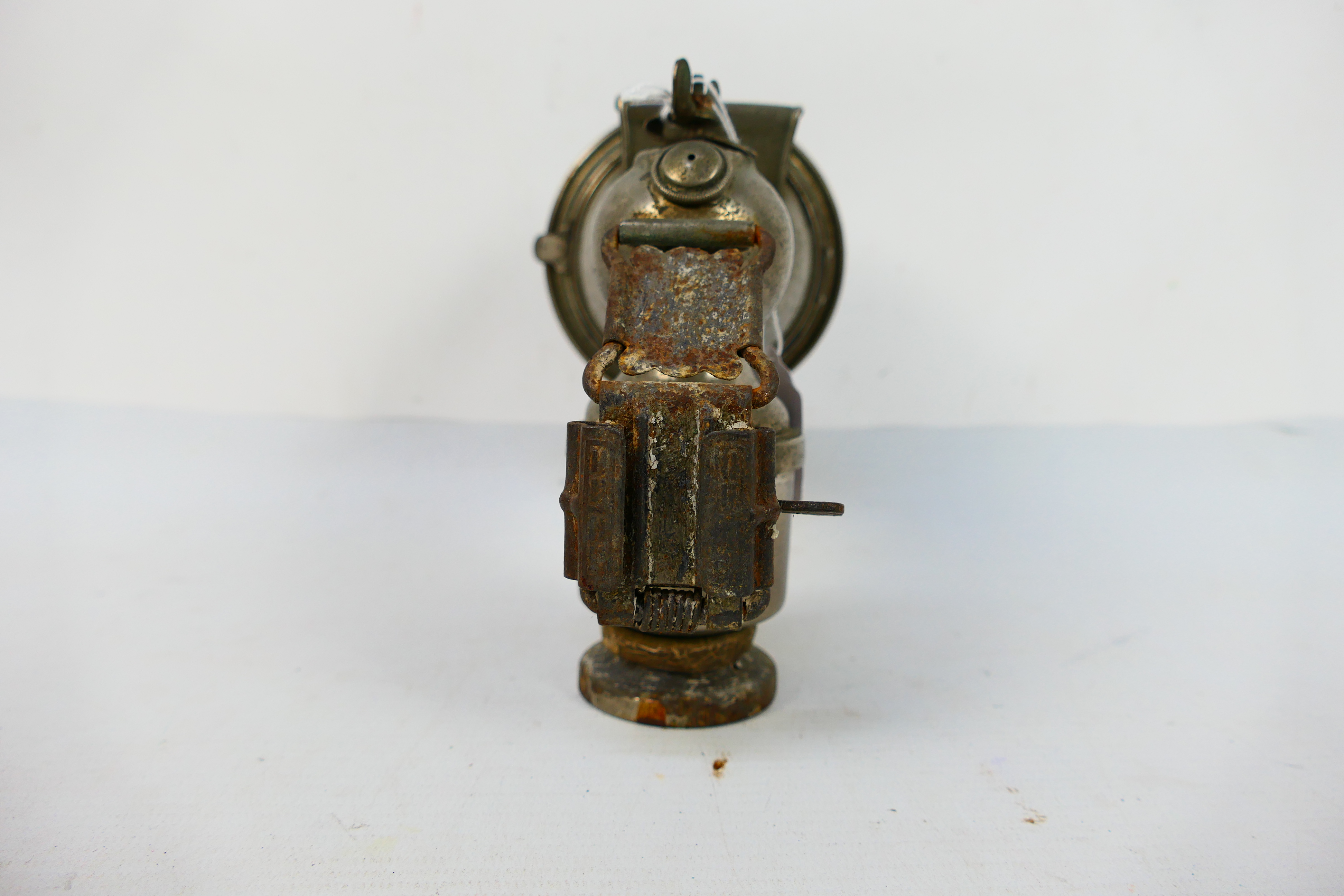 A vintage acetylene or carbide bicycle lamp with 2¾" clear glass lens, approximately 15 cm (h). - Image 4 of 4