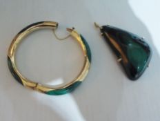 A large green stone pendant with yellow mounts stamped 750 (presumed 18 ct gold) approx 7 cm (h)