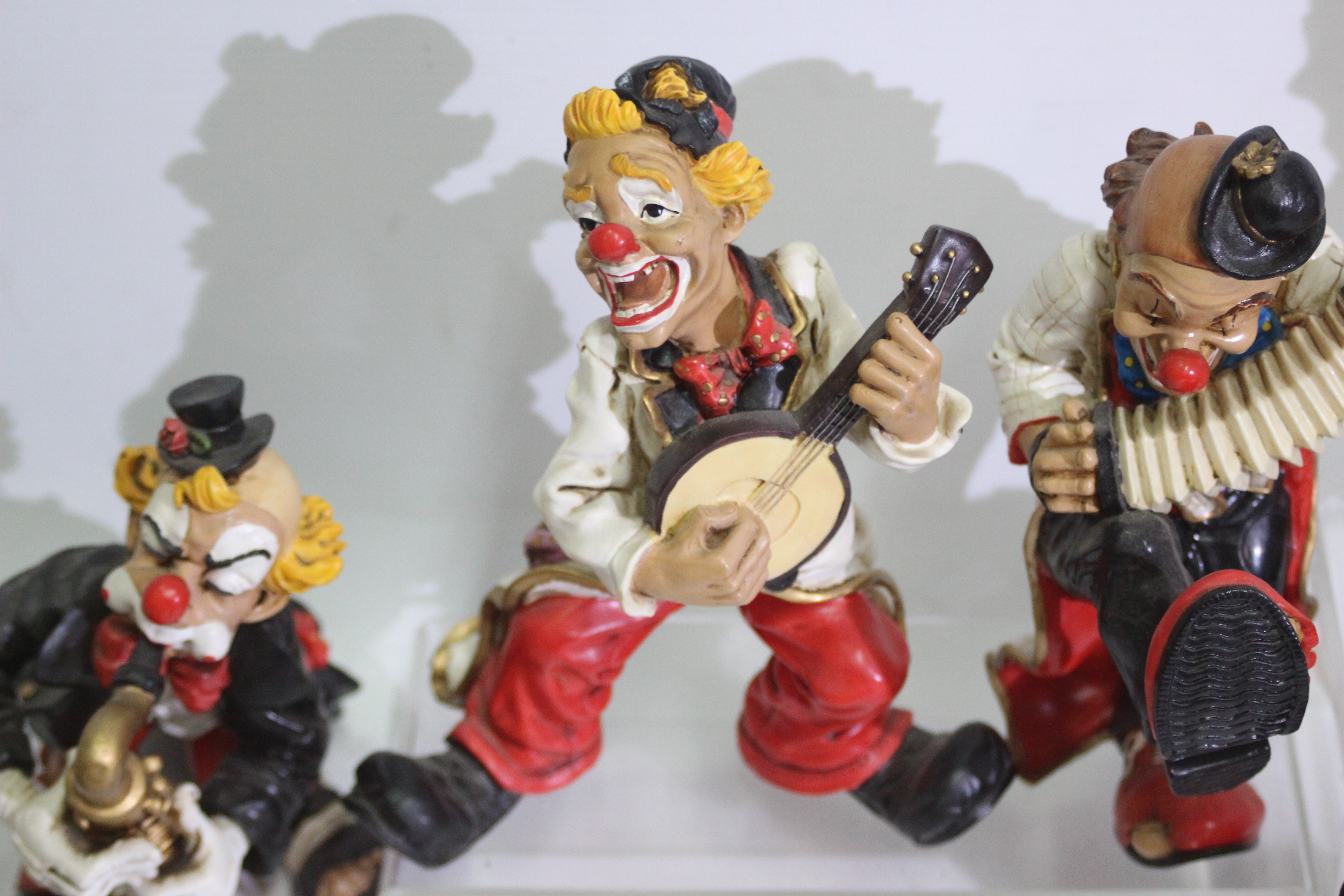 Shudehill - 8 x plastic Shudehill clown figurines - Lot includes clown figurines holding violins, - Image 3 of 4
