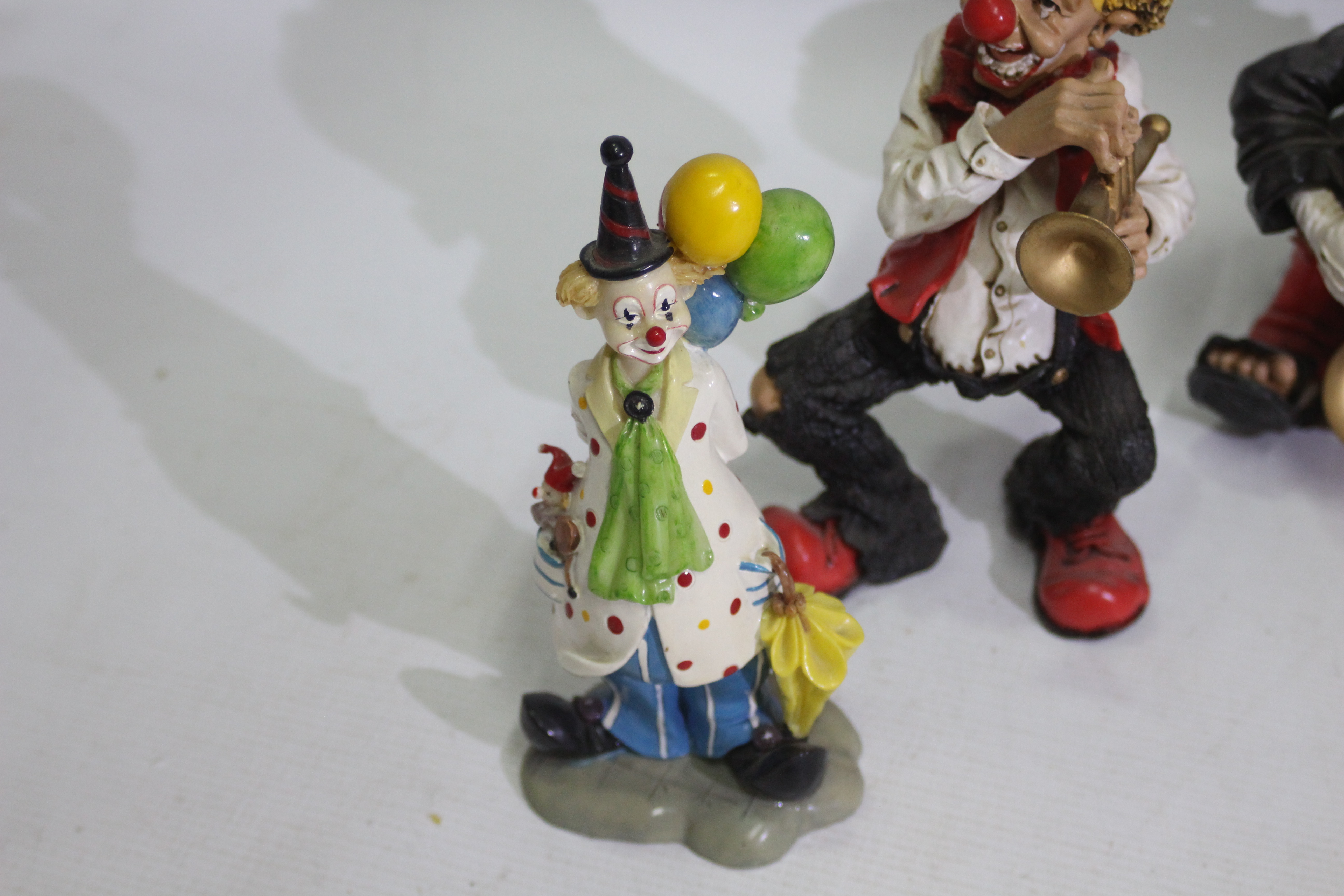 Shudehill - 8 x plastic Shudehill clown figurines - Lot includes clown figurines holding violins, - Image 2 of 4