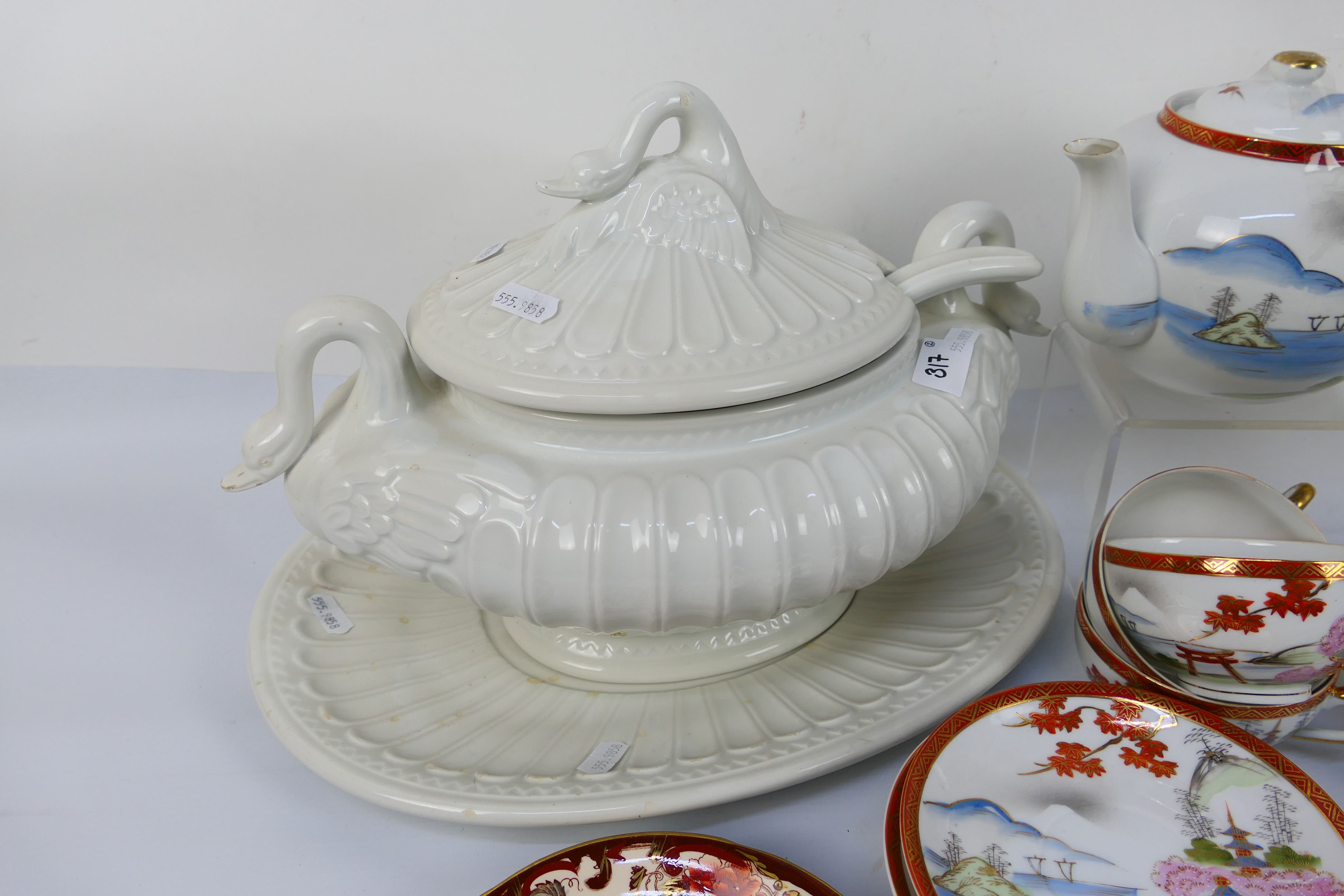 A collection of Japanese tea wares and a tureen and stand. [2]. - Image 9 of 9