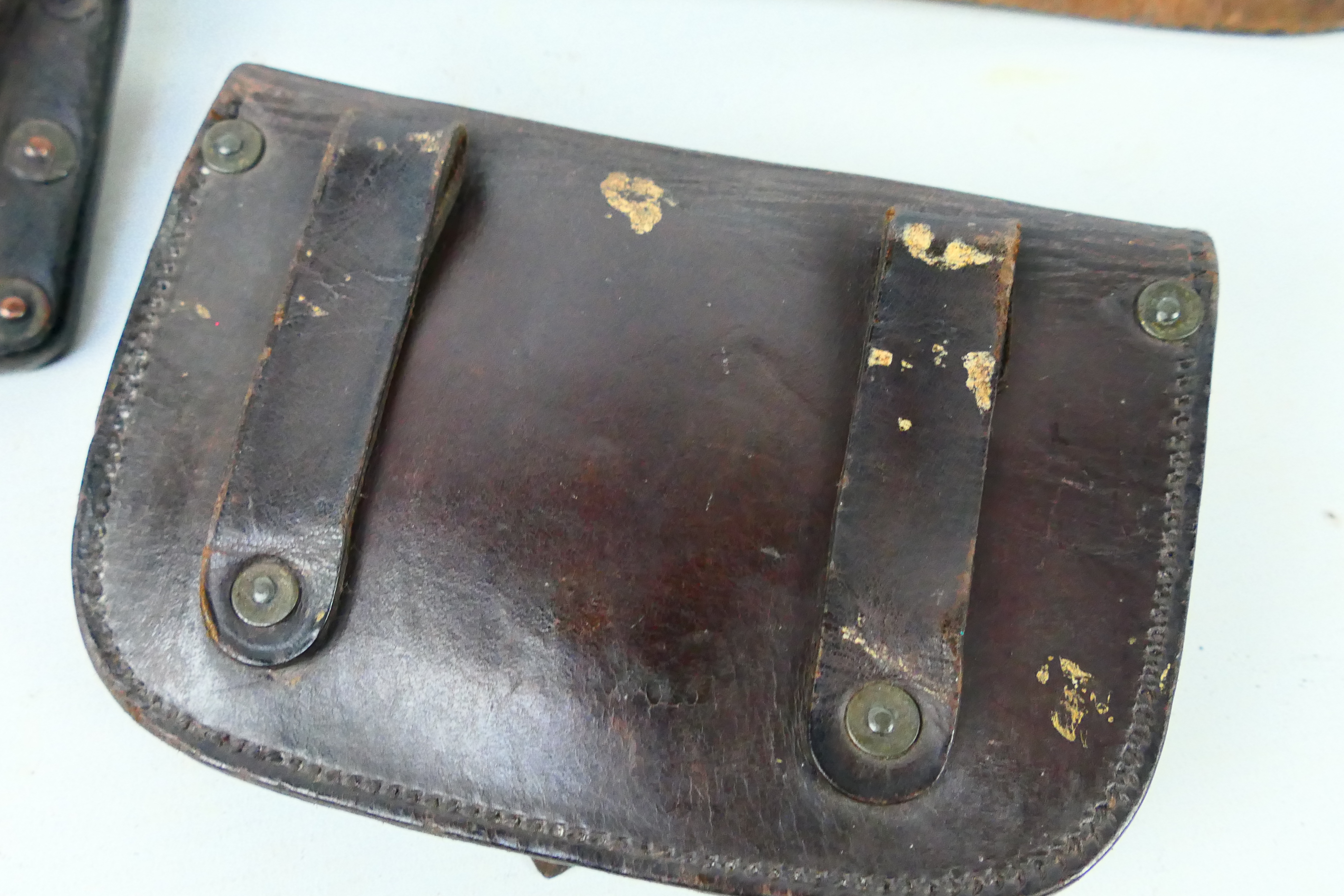 A World War One (WW1 / WWI) leather pouch with applied cap badges and cockades and a leather belt - Image 4 of 4
