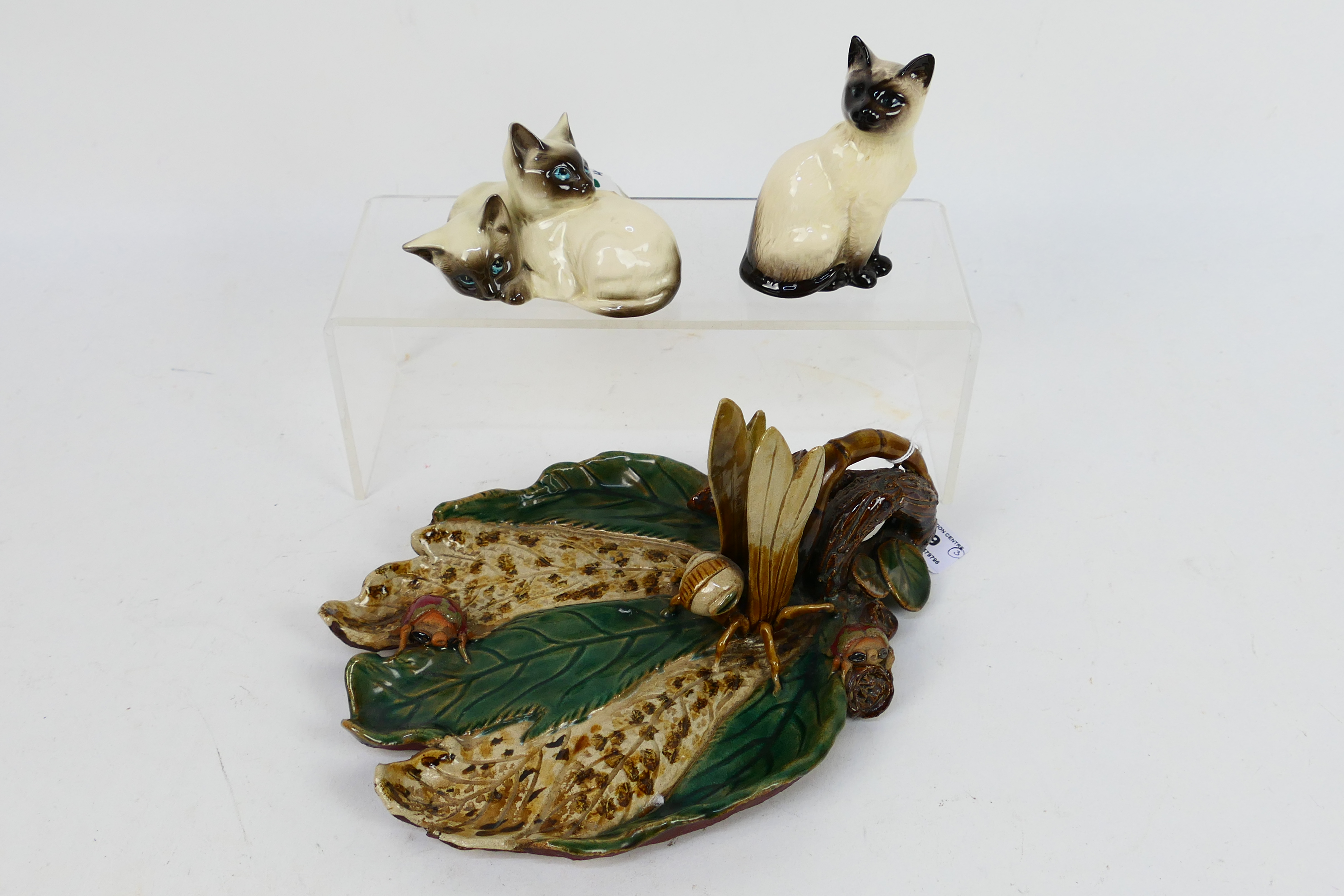 Two Siamese cat figures / groups, one Beswick, one Royal Doulton, largest 10.