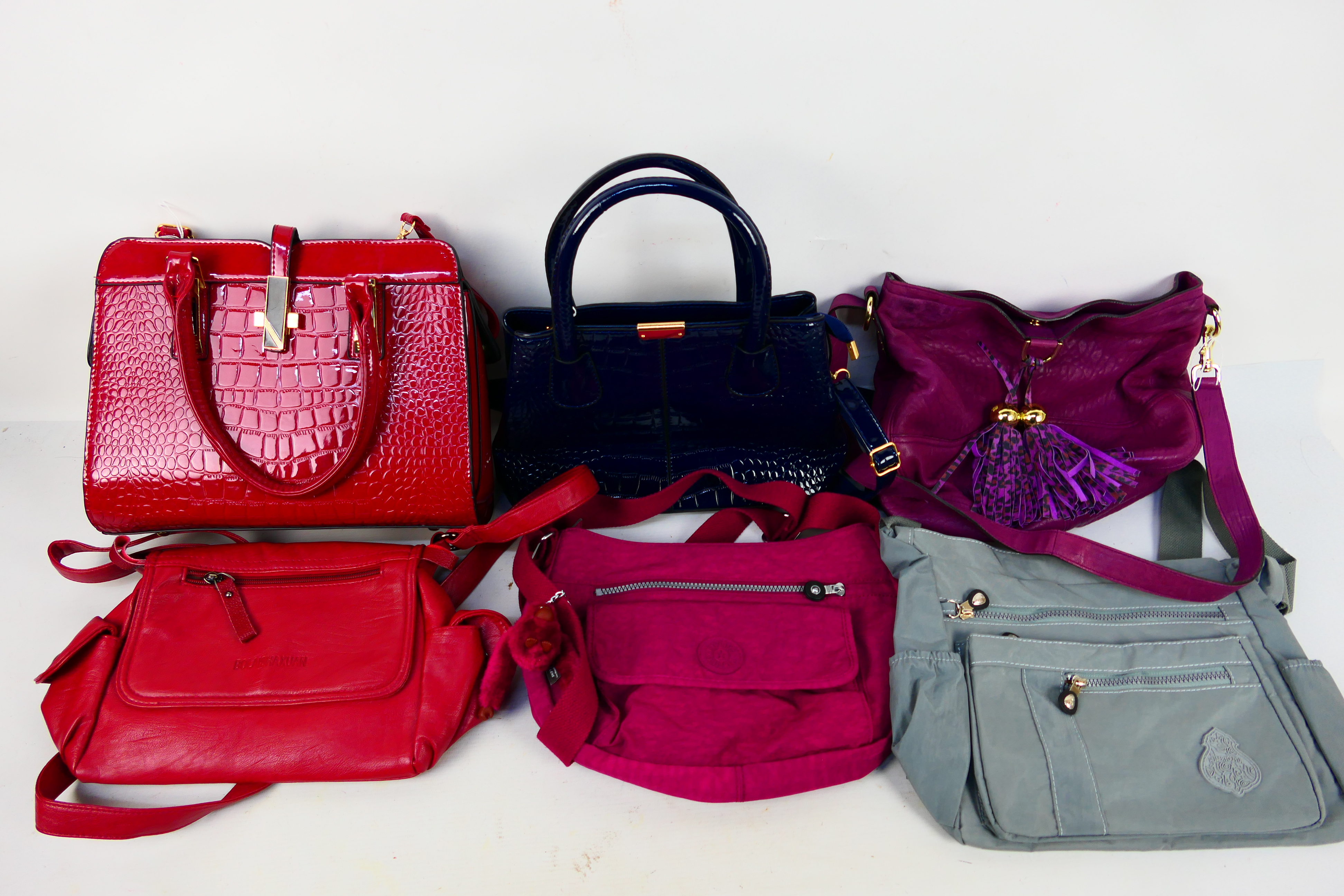 A collection of handbags to include Kipling, Bolaishaxuan, Huaeryouyue, Mulberry and other.