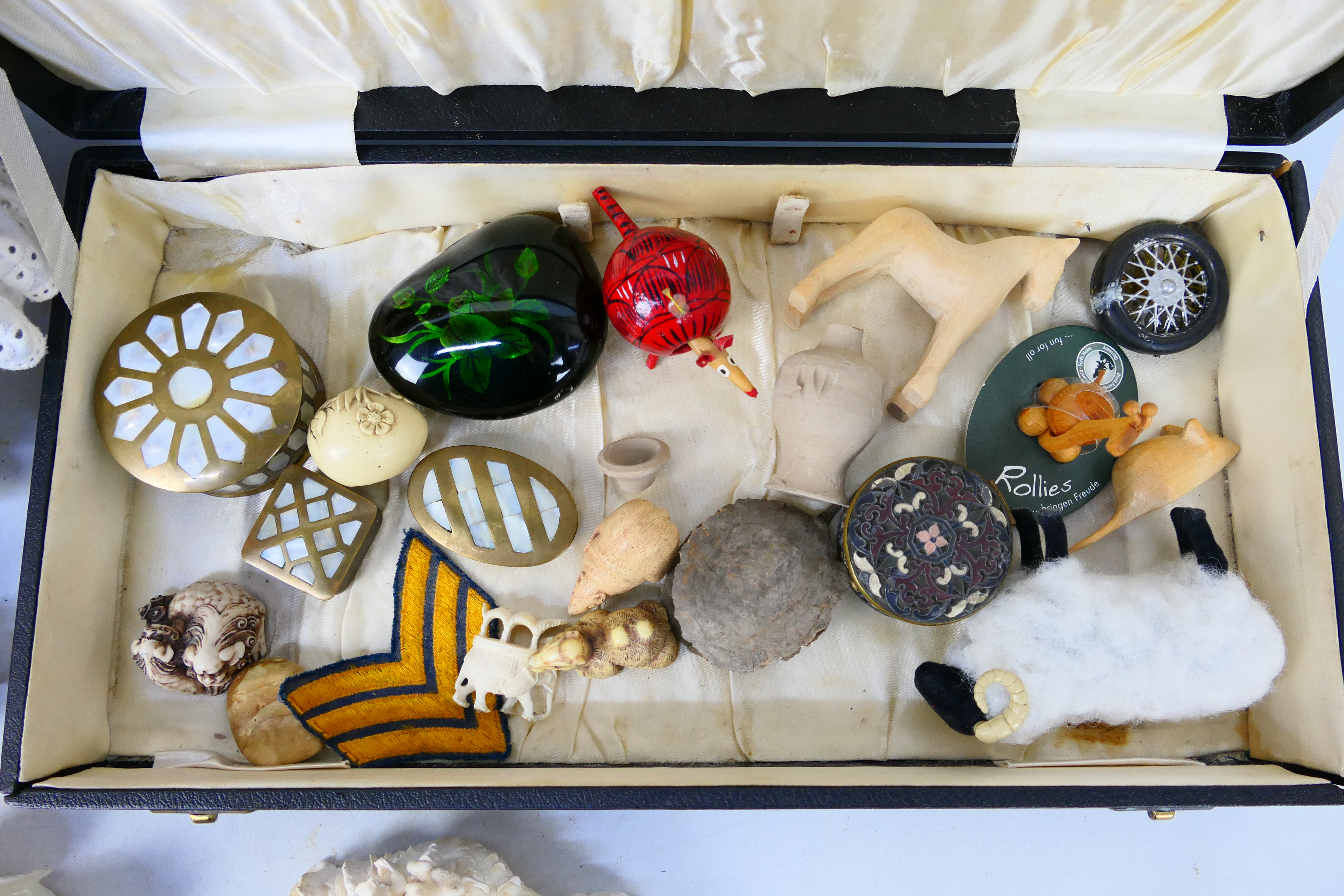 Mixed collectables to include trinket boxes, shells, doll and similar. - Image 4 of 4