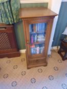 Ercol - An Ercol Old Colonial single door glazed cabinet with lower drawer, 96 cm x 40 cm x 44 cm.