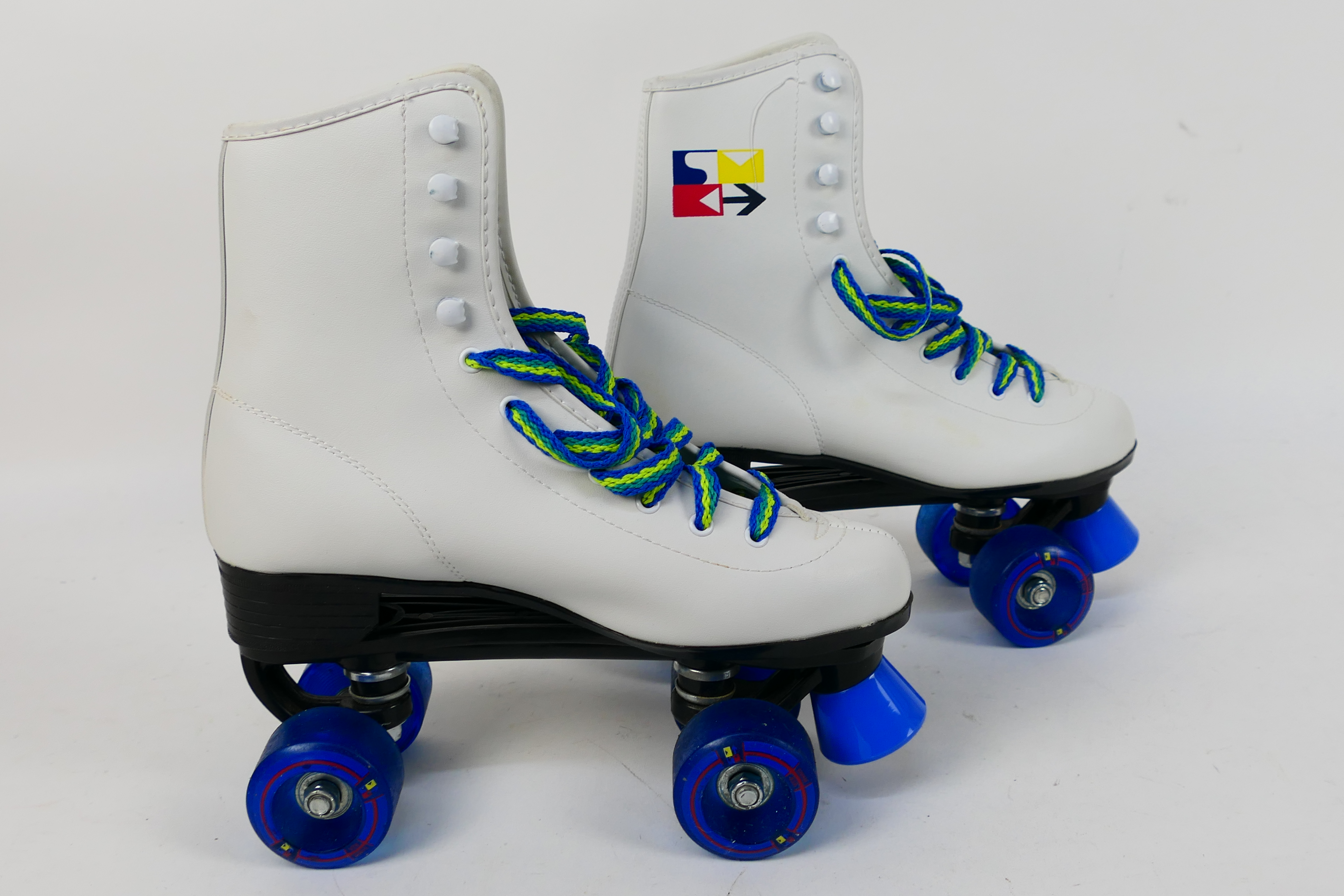 Unbranded - A pair of vintage style Roller Boots in white with 54 mm wheels. - Image 2 of 3