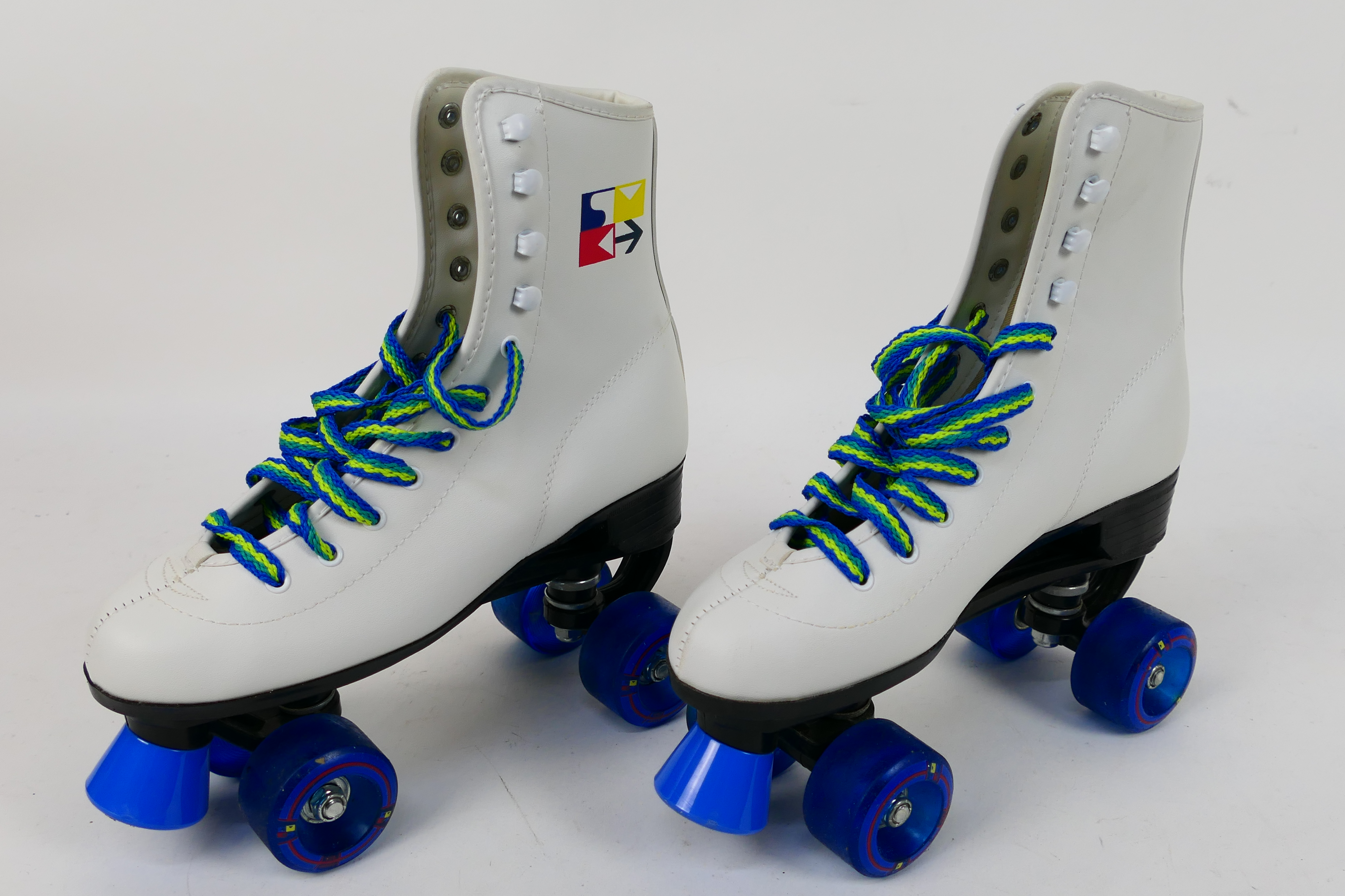 Unbranded - A pair of vintage style Roller Boots in white with 54 mm wheels.