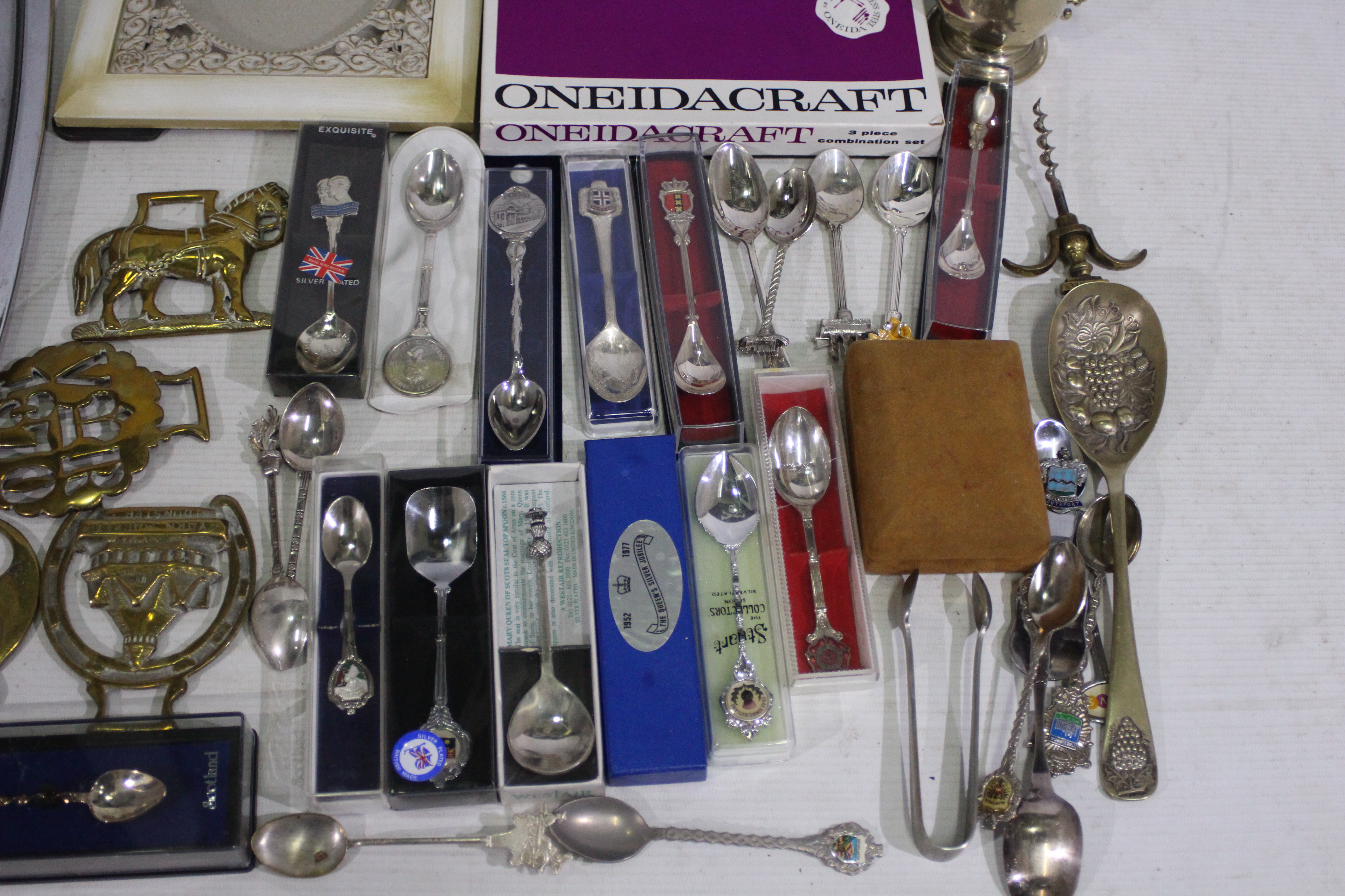 A mixed lot to include mostly boxed metal collector spoons, brass ware, picture frame, and similar. - Image 4 of 4