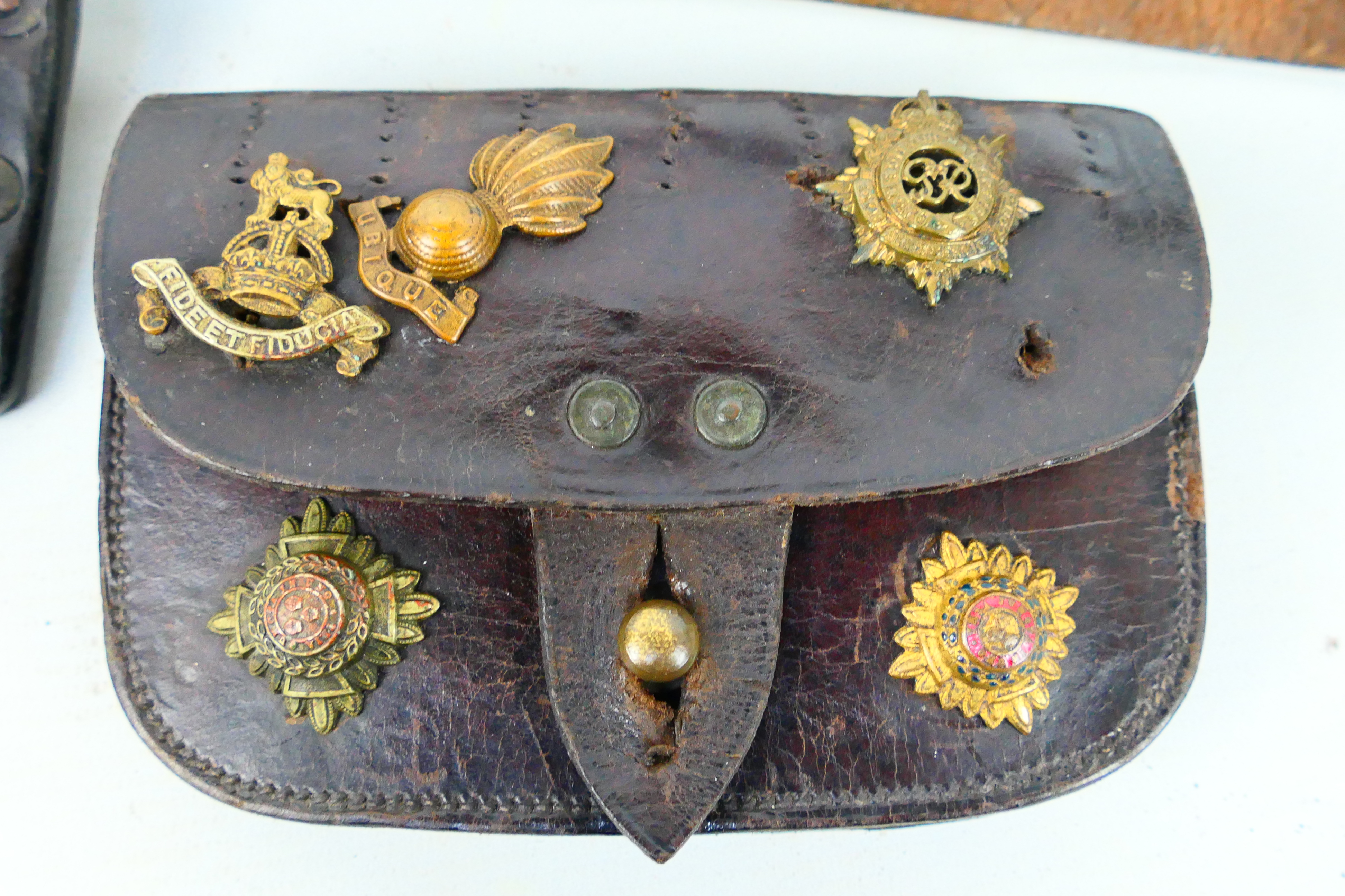 A World War One (WW1 / WWI) leather pouch with applied cap badges and cockades and a leather belt - Image 2 of 4