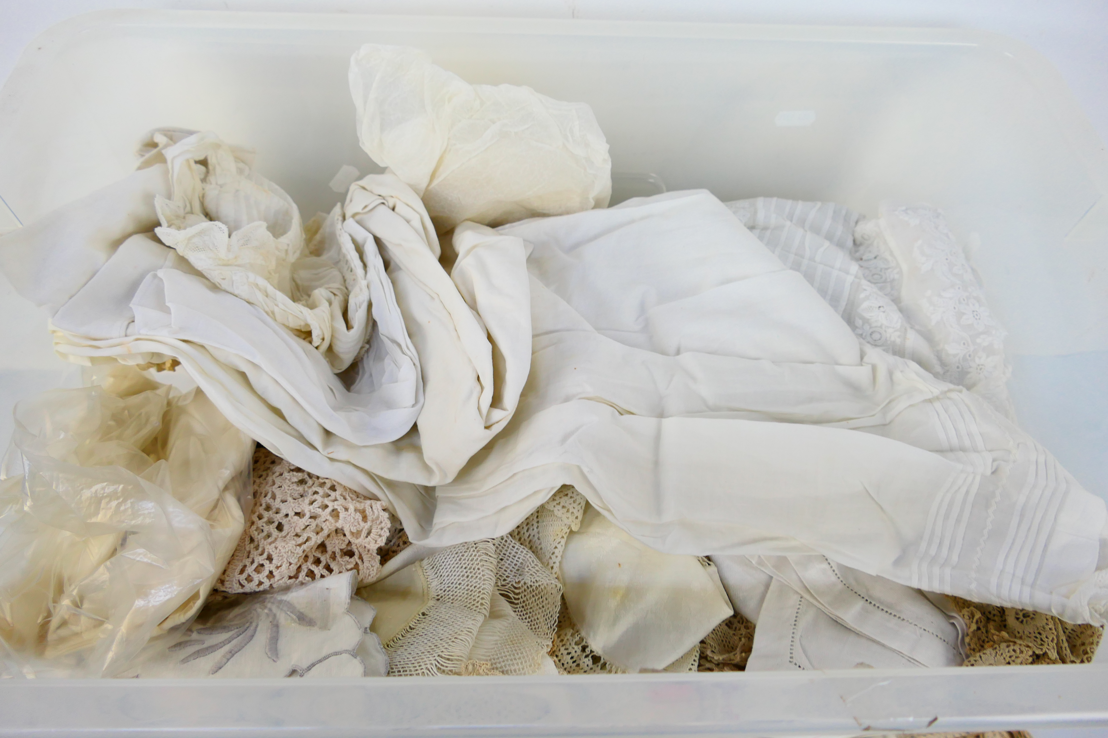 A collection of vintage linen. [W] - Image 5 of 5