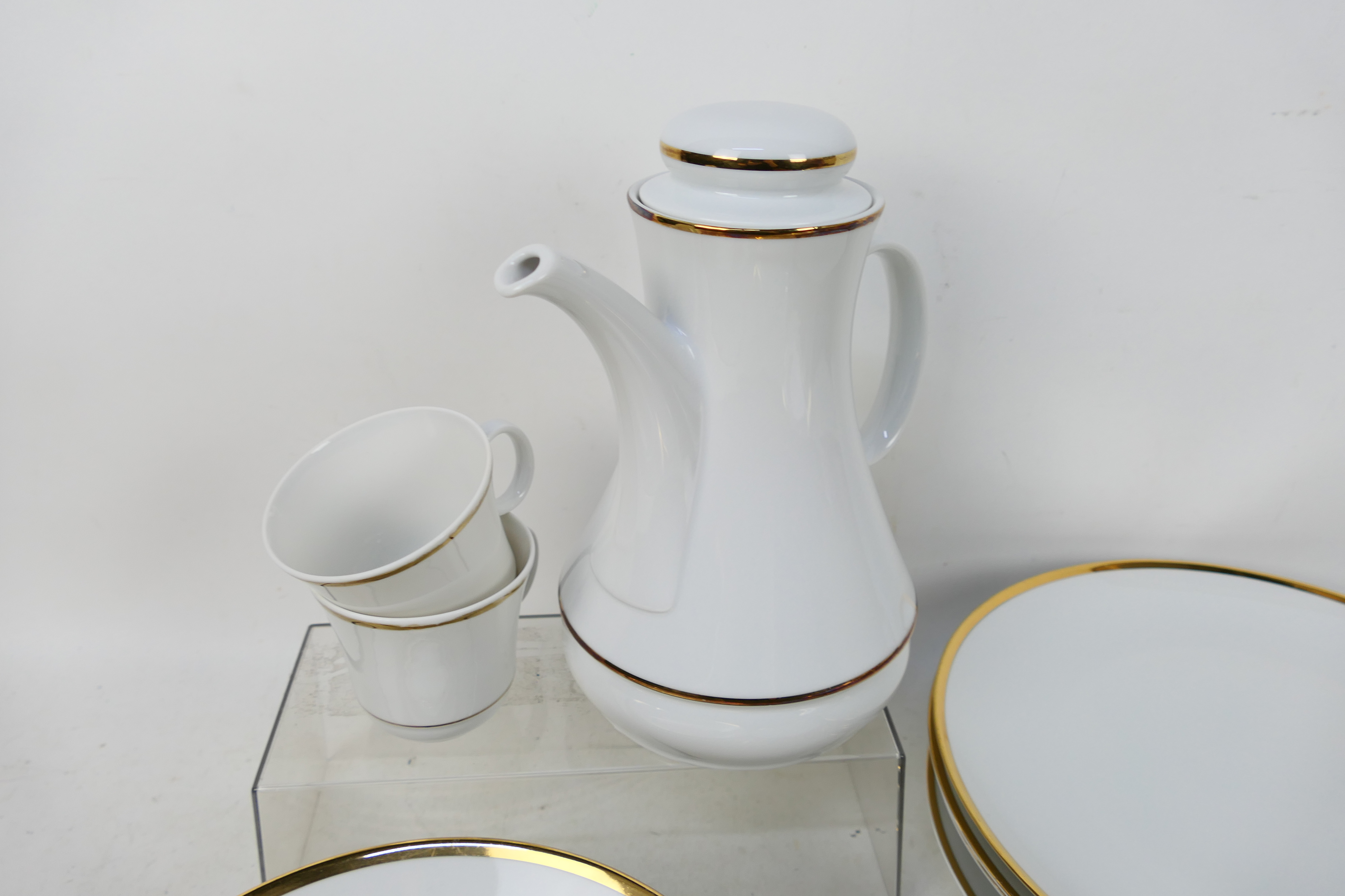 A collection of dinner and tea wares, wh - Image 2 of 4