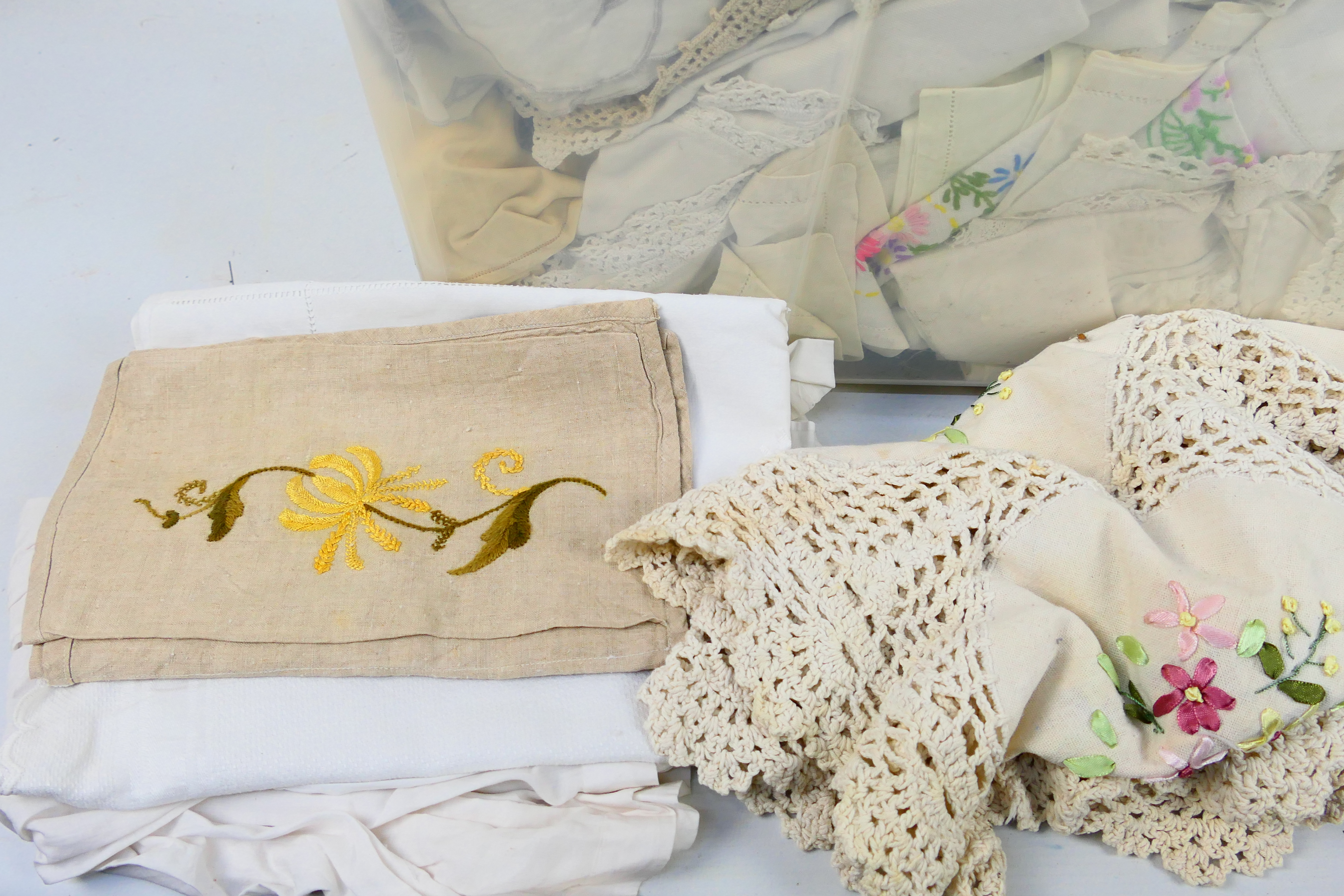 A collection of vintage linen. [W] - Image 2 of 5