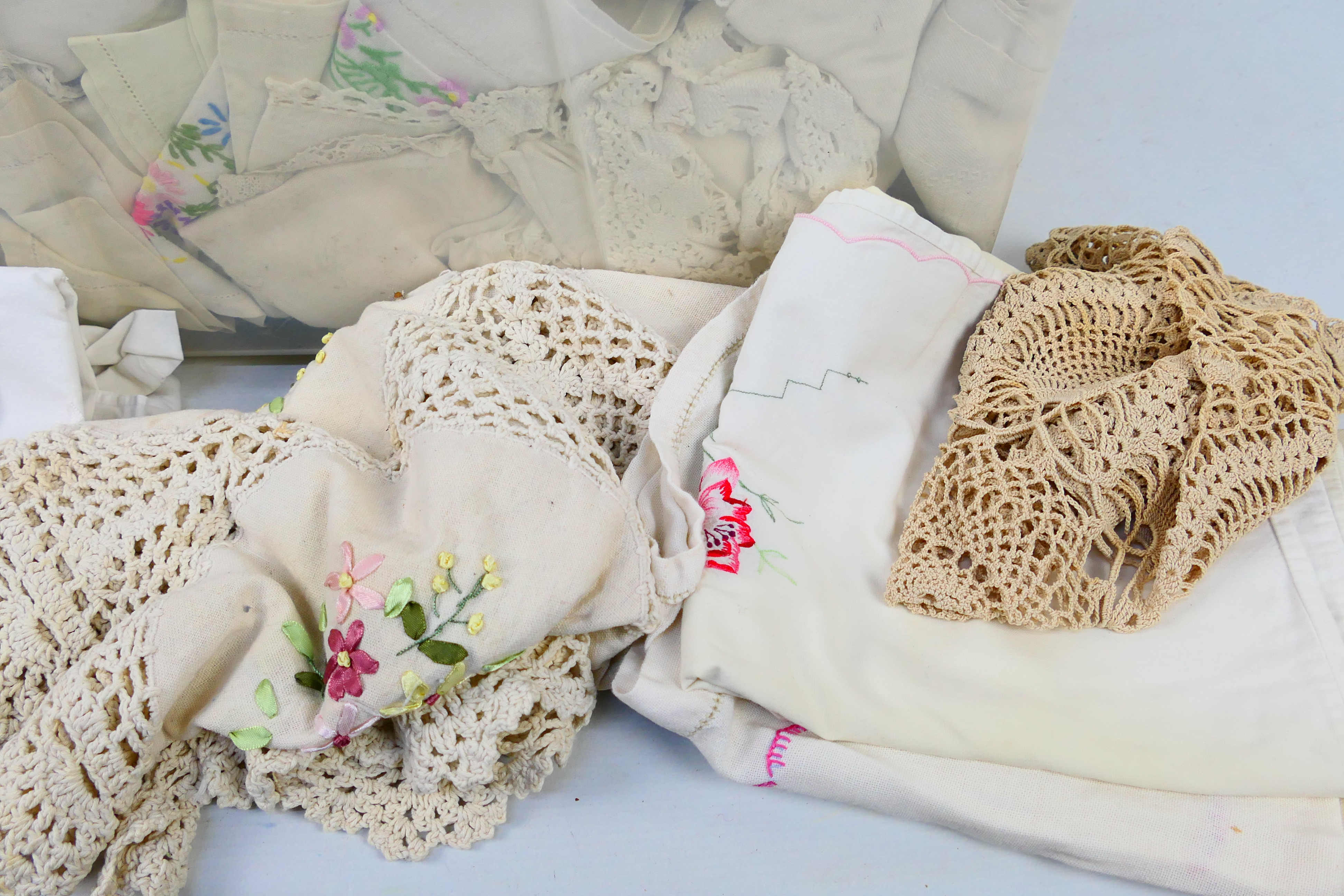 A collection of vintage linen. [W] - Image 3 of 5