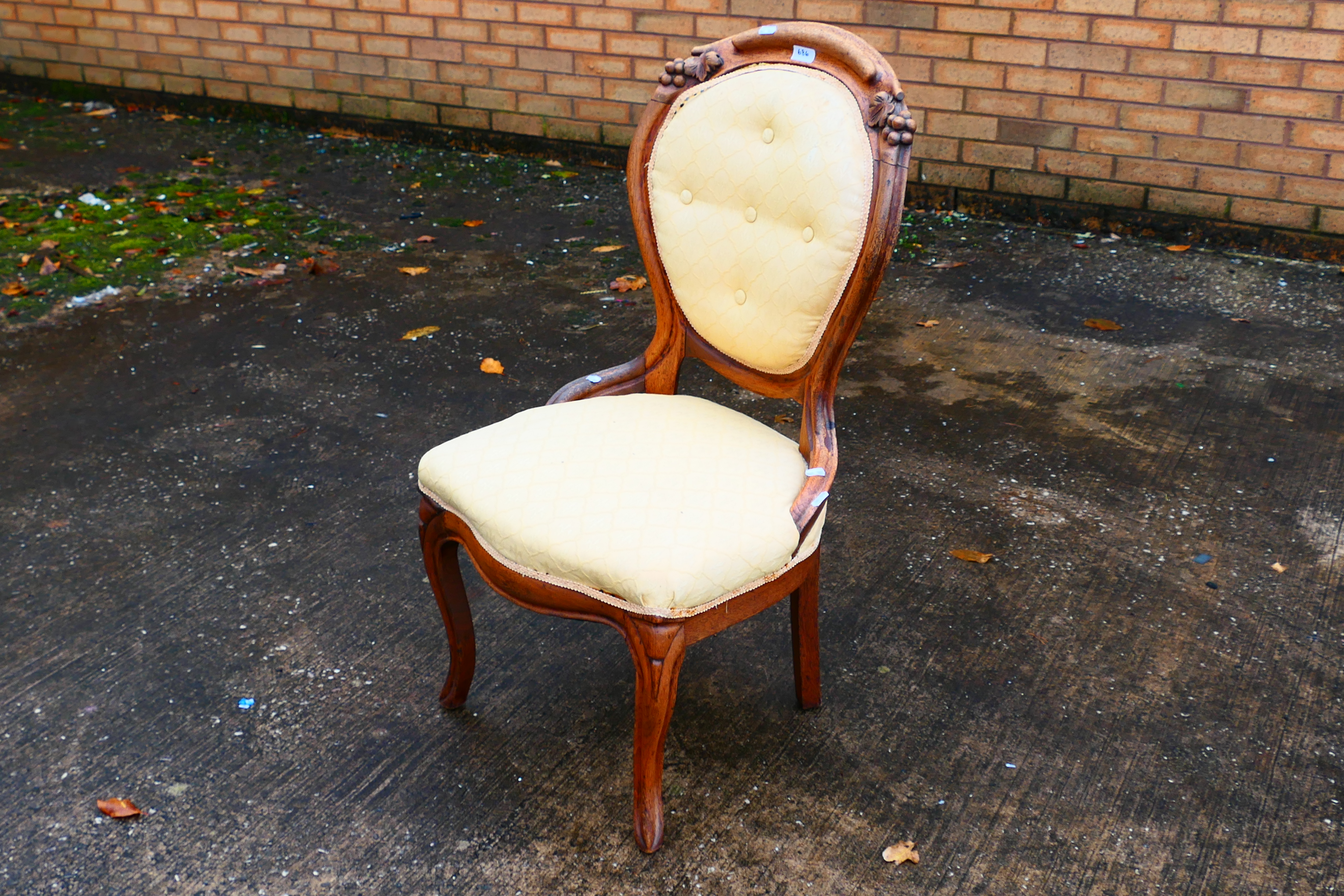 An upholstered bedroom chair with carved - Image 3 of 5