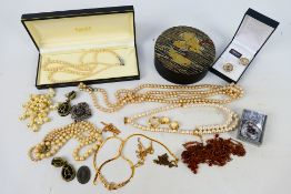 A quantity of costume jewellery to inclu