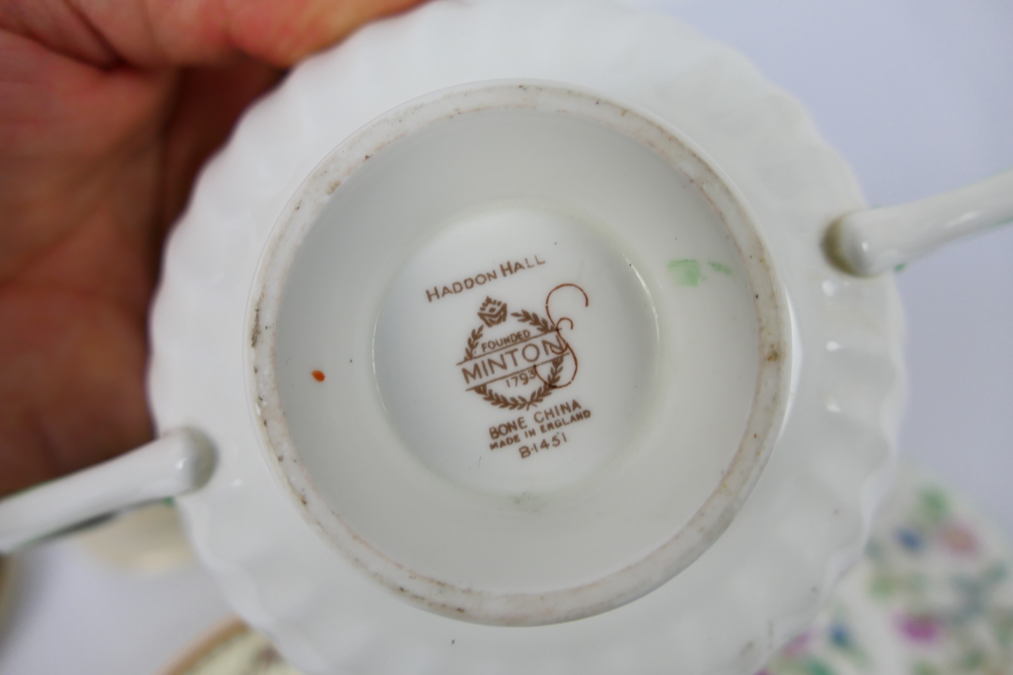 A 19th century Prattware paste pot The T - Image 7 of 7