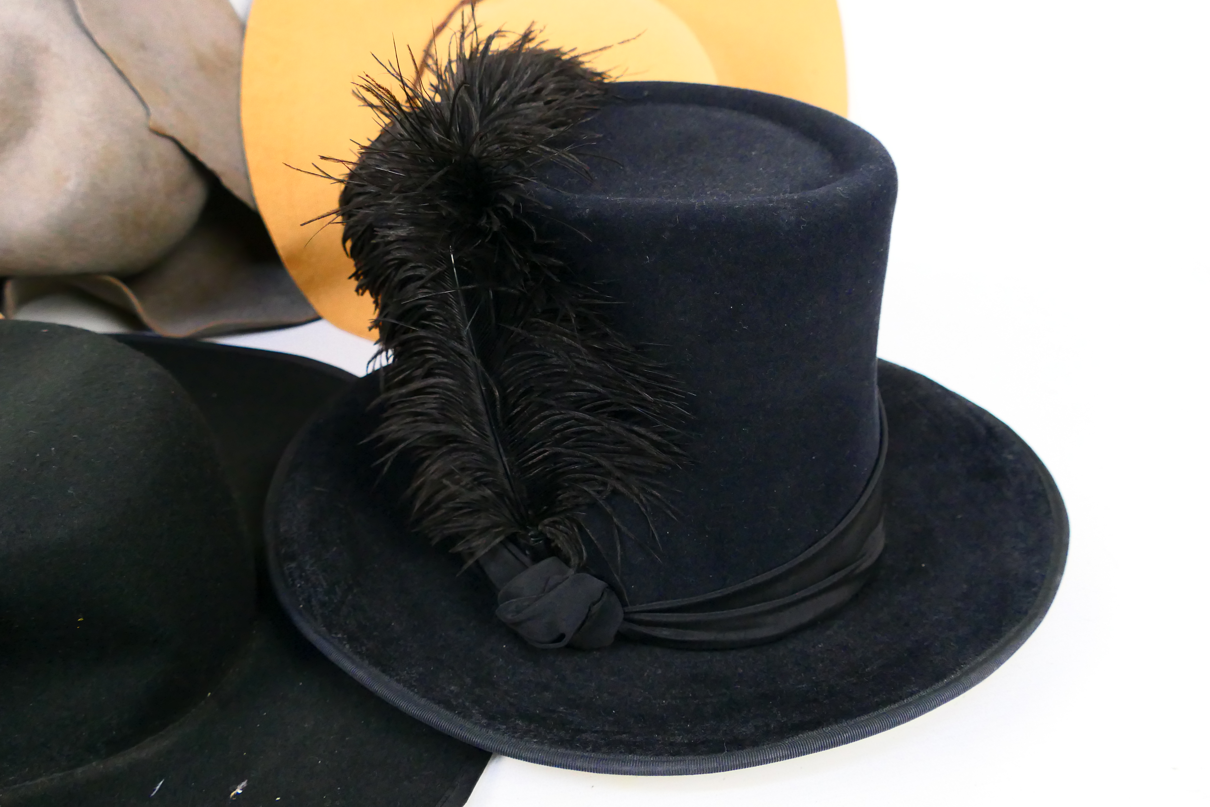 Hats - A selection of Costume / Theatre Hats appearing in Good to Excellent condition. - Image 4 of 5