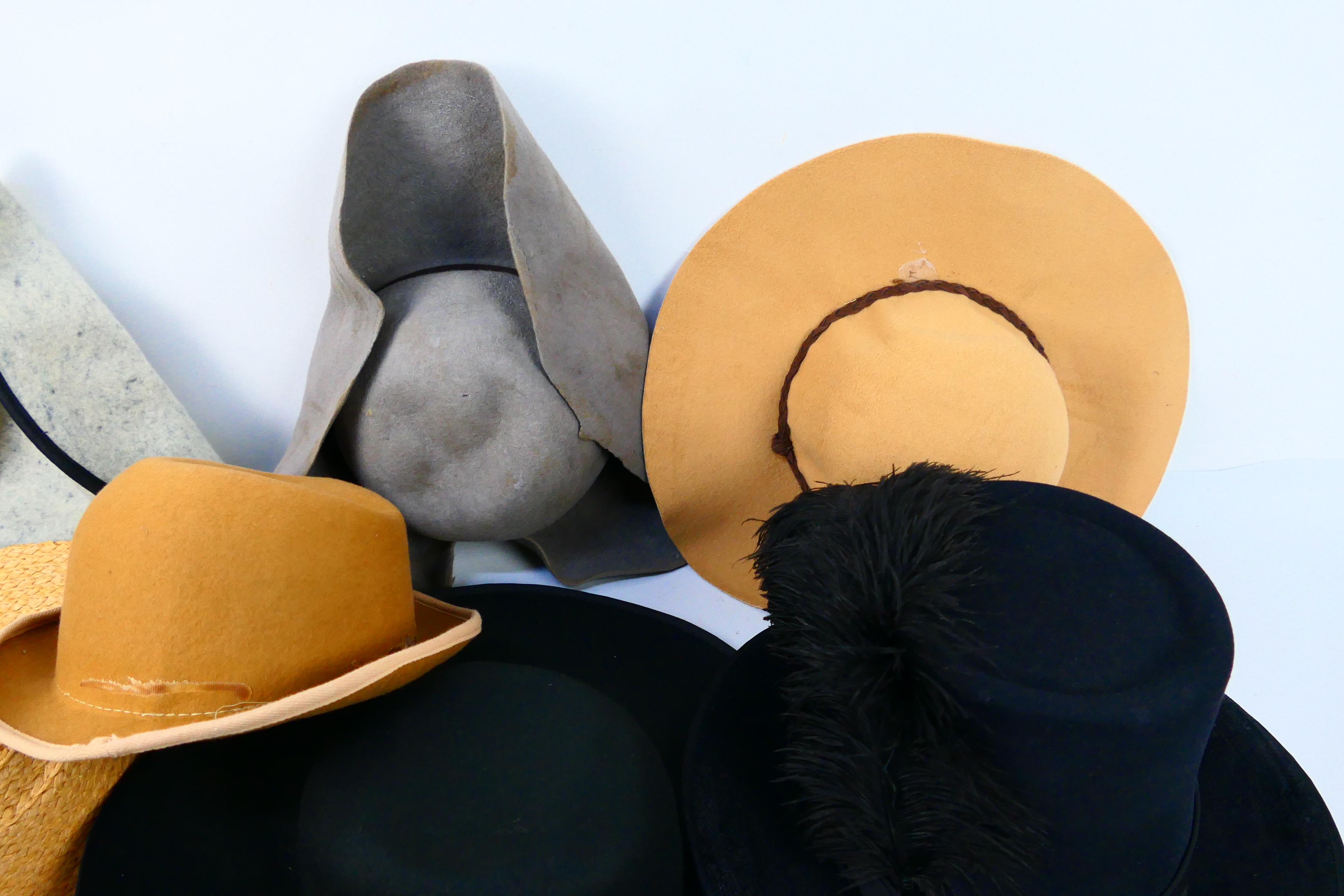 Hats - A selection of Costume / Theatre Hats appearing in Good to Excellent condition. - Image 5 of 5