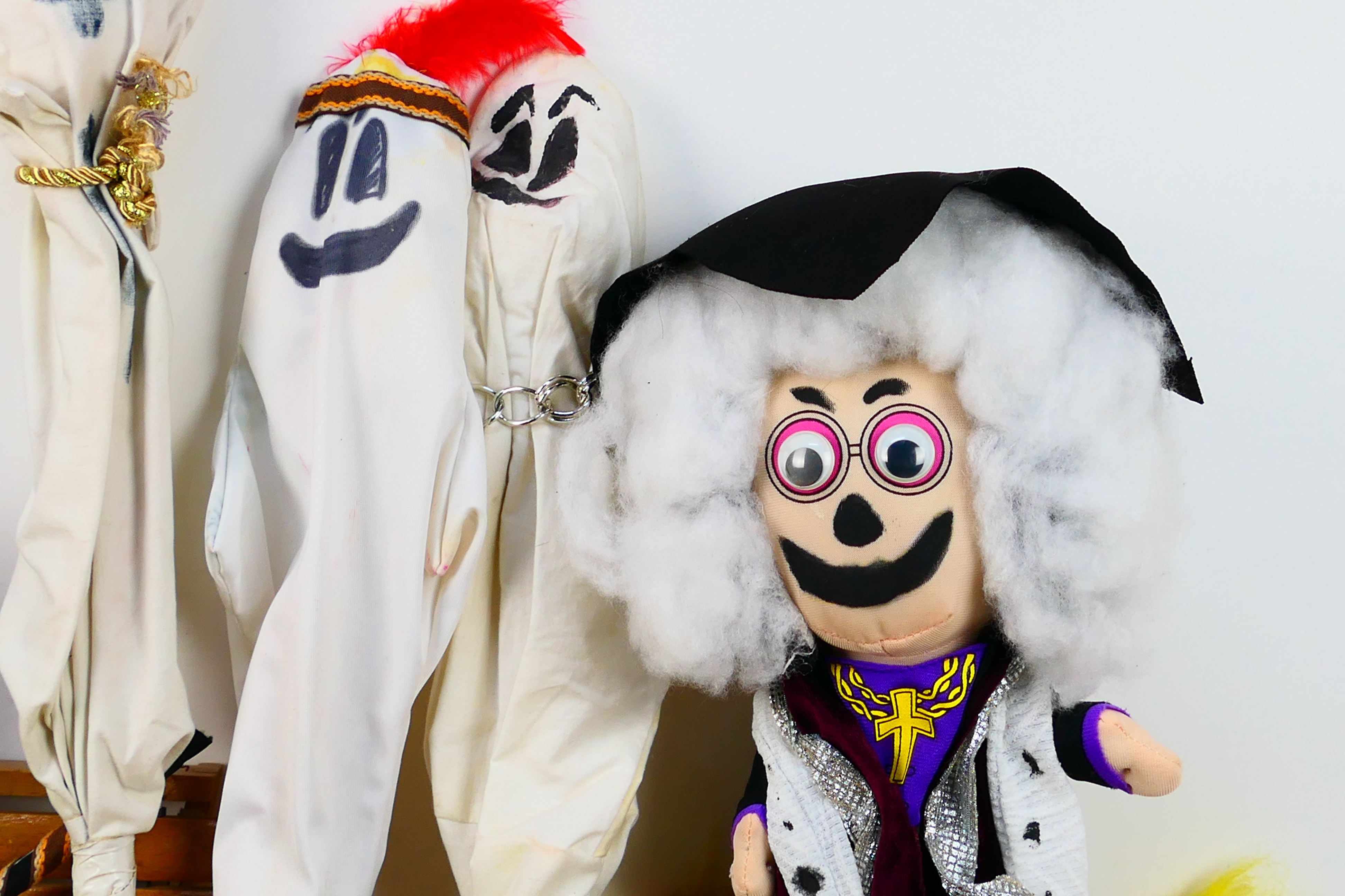 Marionettes - Goldilocks - Ghosts - Dogs - Image 4 of 8