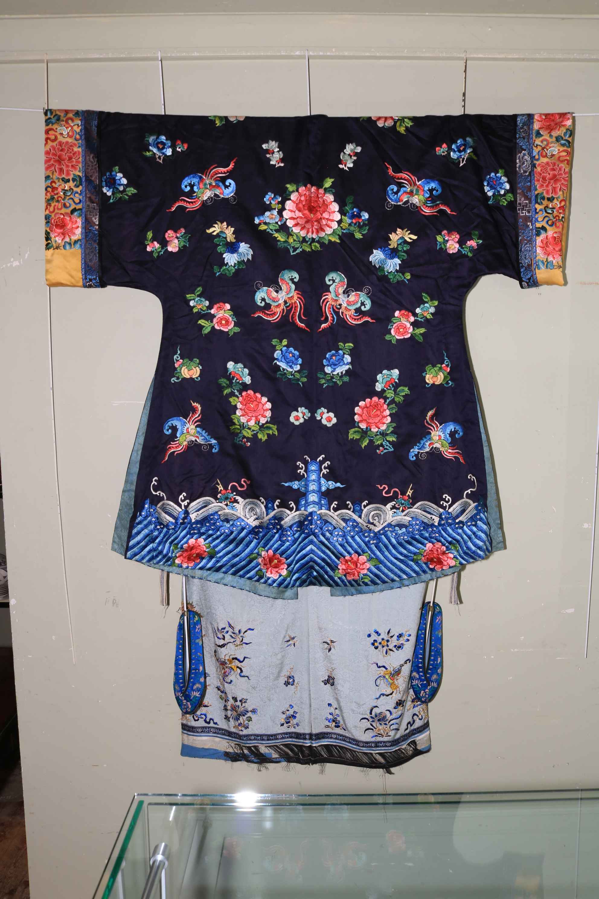 Vintage Chinese embroidered silk? robe with rose quartz buttons and floral and dragon design, - Image 2 of 3