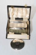 Cased silver gents hair brush and comb and silver compact (2).