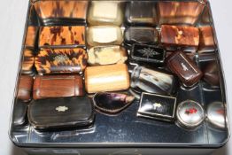 Good collection of snuff boxes including tortoiseshell