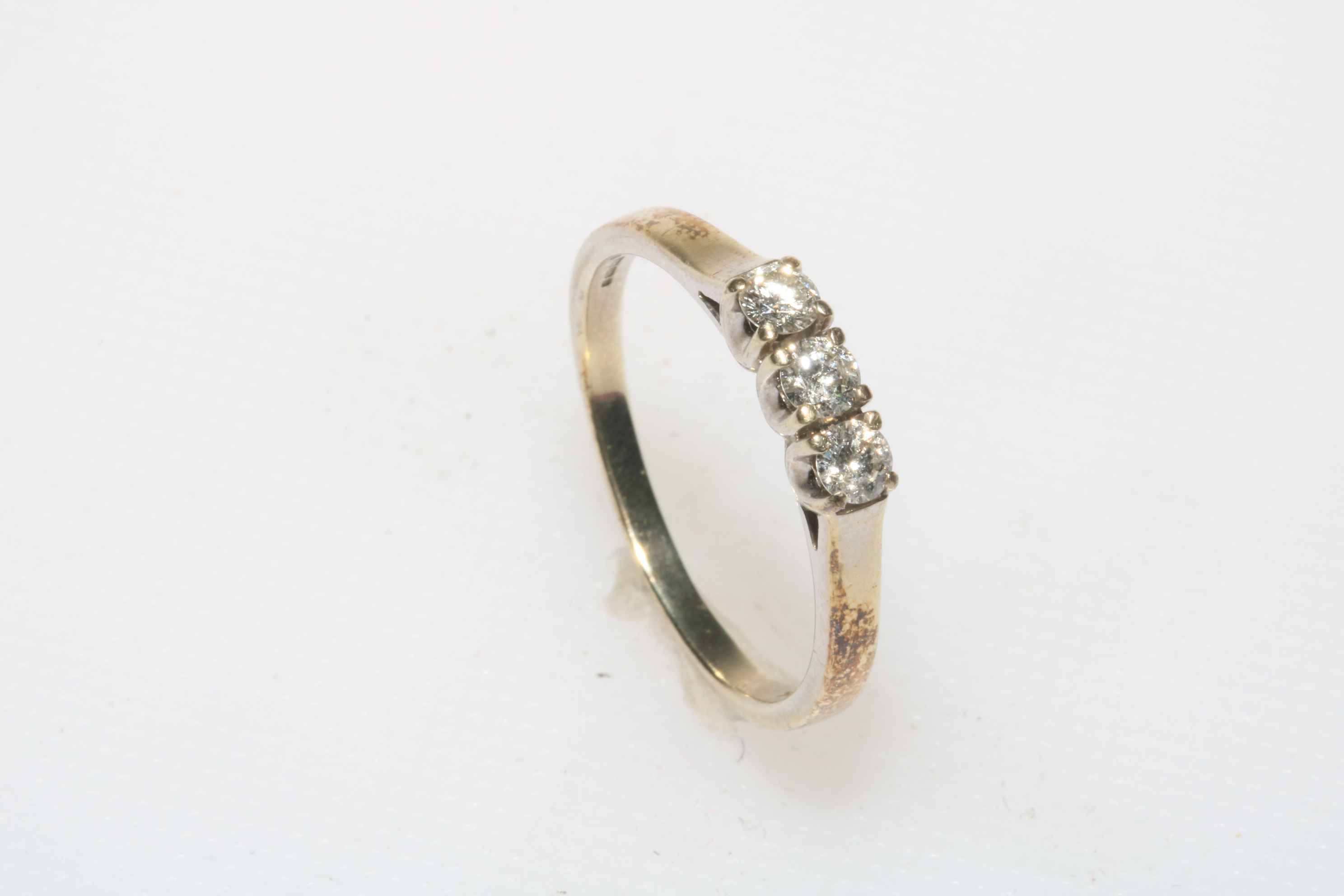 9 carat white gold three stone ring, size P.