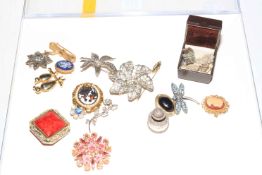 Collection of costume jewellery.