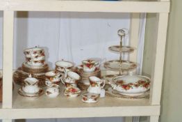 Royal Albert country roses including tureen, approx. 60 pieces.