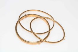 Three gold bangles, two hallmarked for 9 carat.