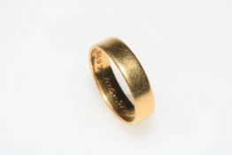 18 carat gold wedding band ring, size N/O.