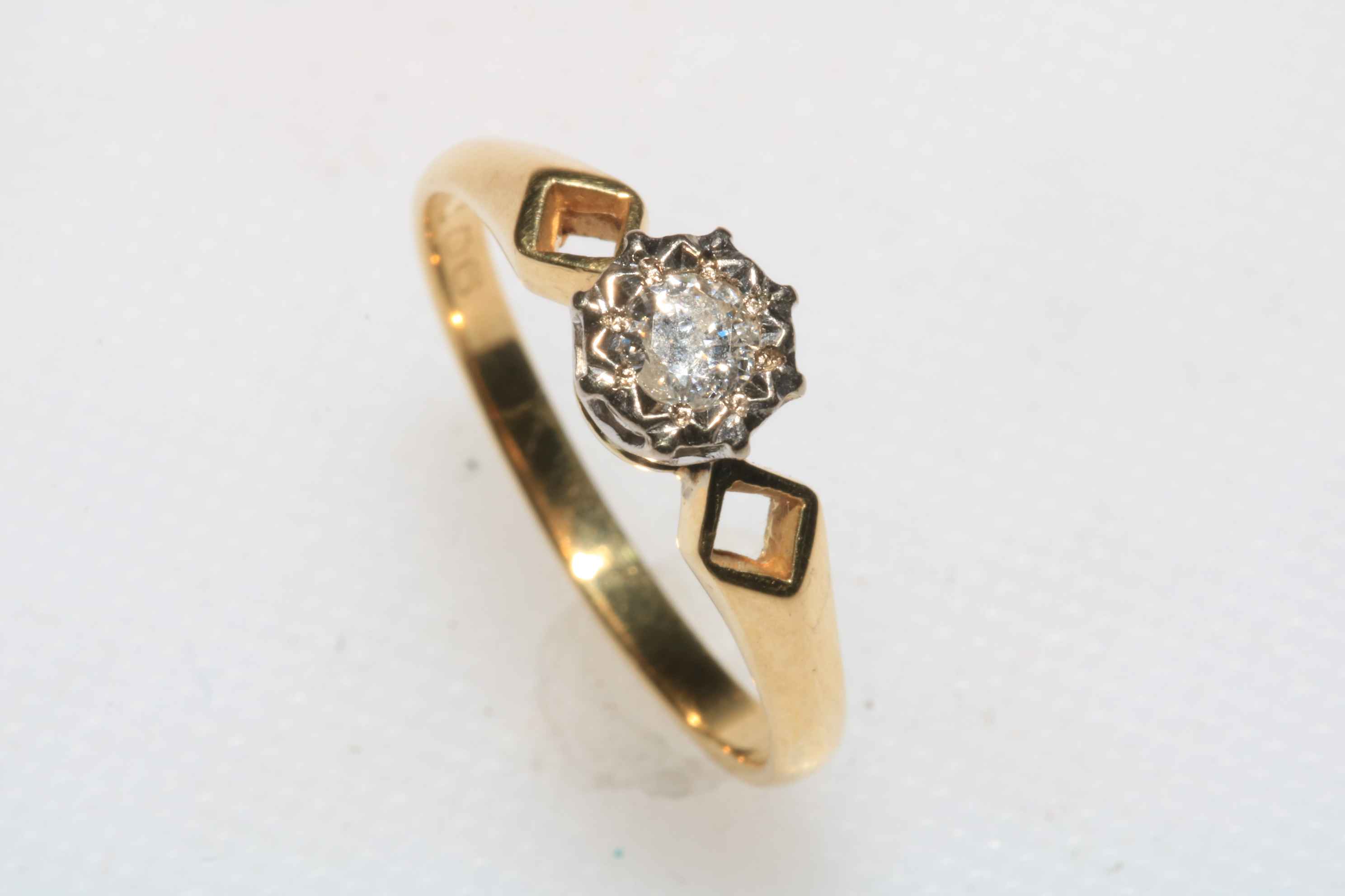 Diamond solitaire 18 carat yellow gold ring, size Q.