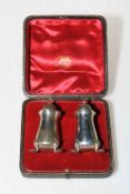 Pair of Edwardian silver pepper pots, The Goldsmiths & Silversmiths Co London 1902, cased.