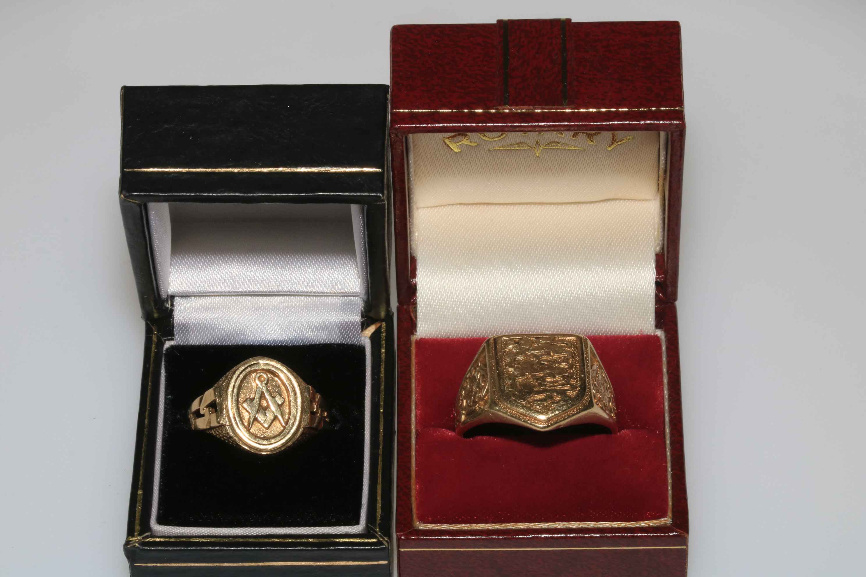 Gents 9 carat gold shield design ring, size Z and 9 carat Masonic ring, size U, both boxed.