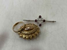 Victorian 9 carat gold die-stamped brooch, 9 carat gold wedding band,