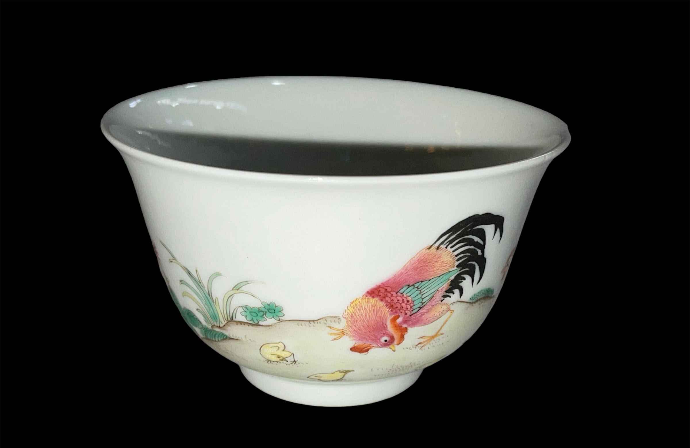 Small Chinese tea cup decorated with chickens and famille rose, 8.5cm diameter. - Image 2 of 3