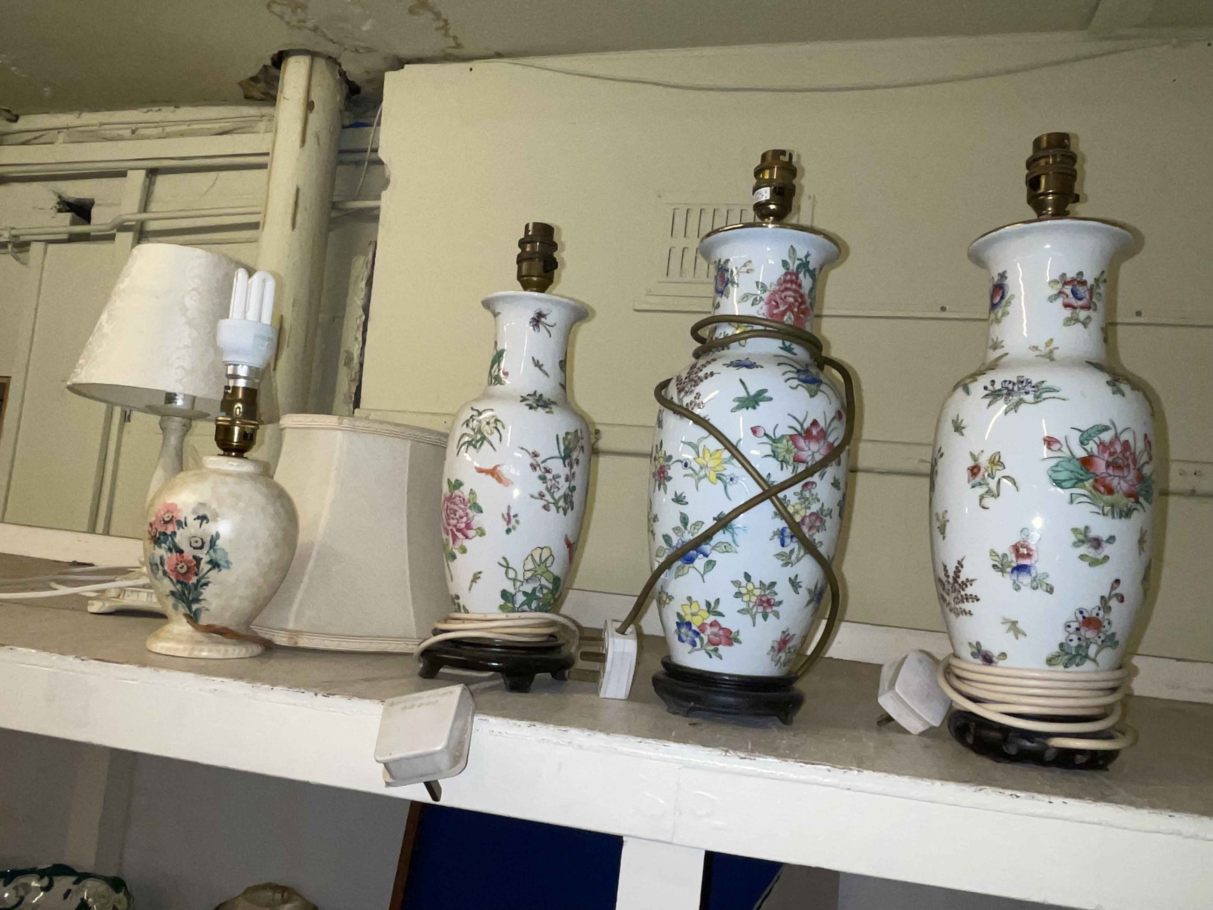 Collection of table lamps, decorative porcelain, wood wares, bell pulls, figurines, etc. - Image 5 of 5