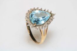 Aquamarine 9 carat gold ring, size T.