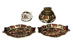 Royal Crown Derby Imari table lighter, pair small dishes and piglet paperweight (4).