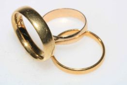 Three 9 carat gold band rings.