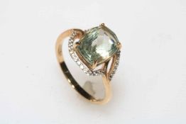 2.5 carat green amethyst and 9 carat gold ring, size N/O.