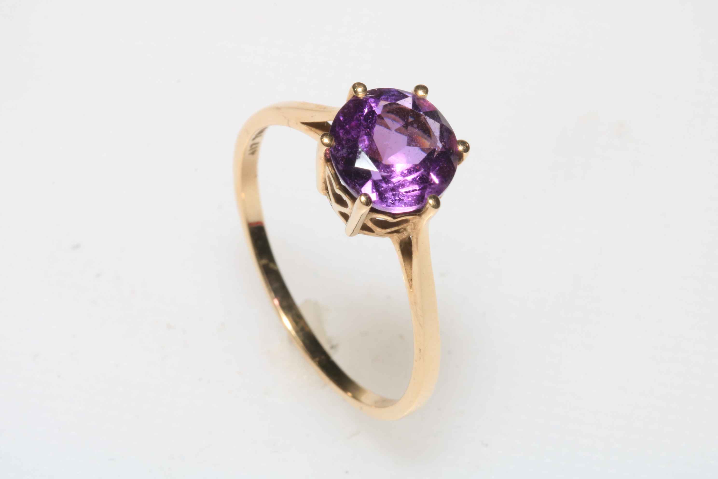 Kalomo Amethyst 9 carat gold ring with heart pierced shoulder, size S, with certificate.