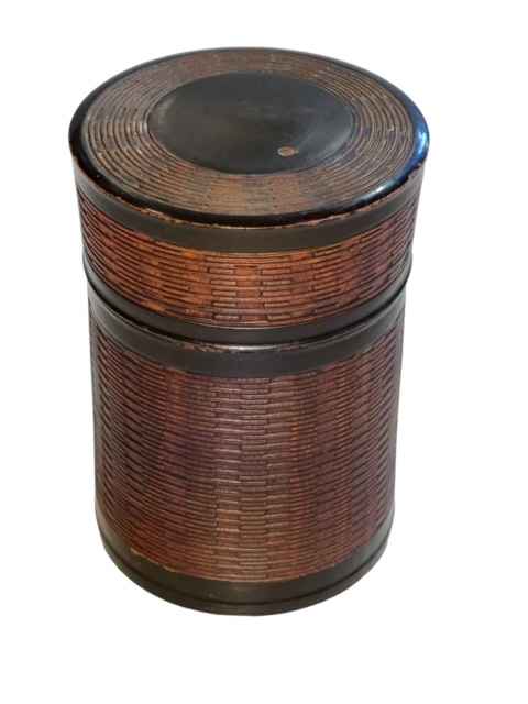 Chinese finely carved cylindrical box. 12cm.