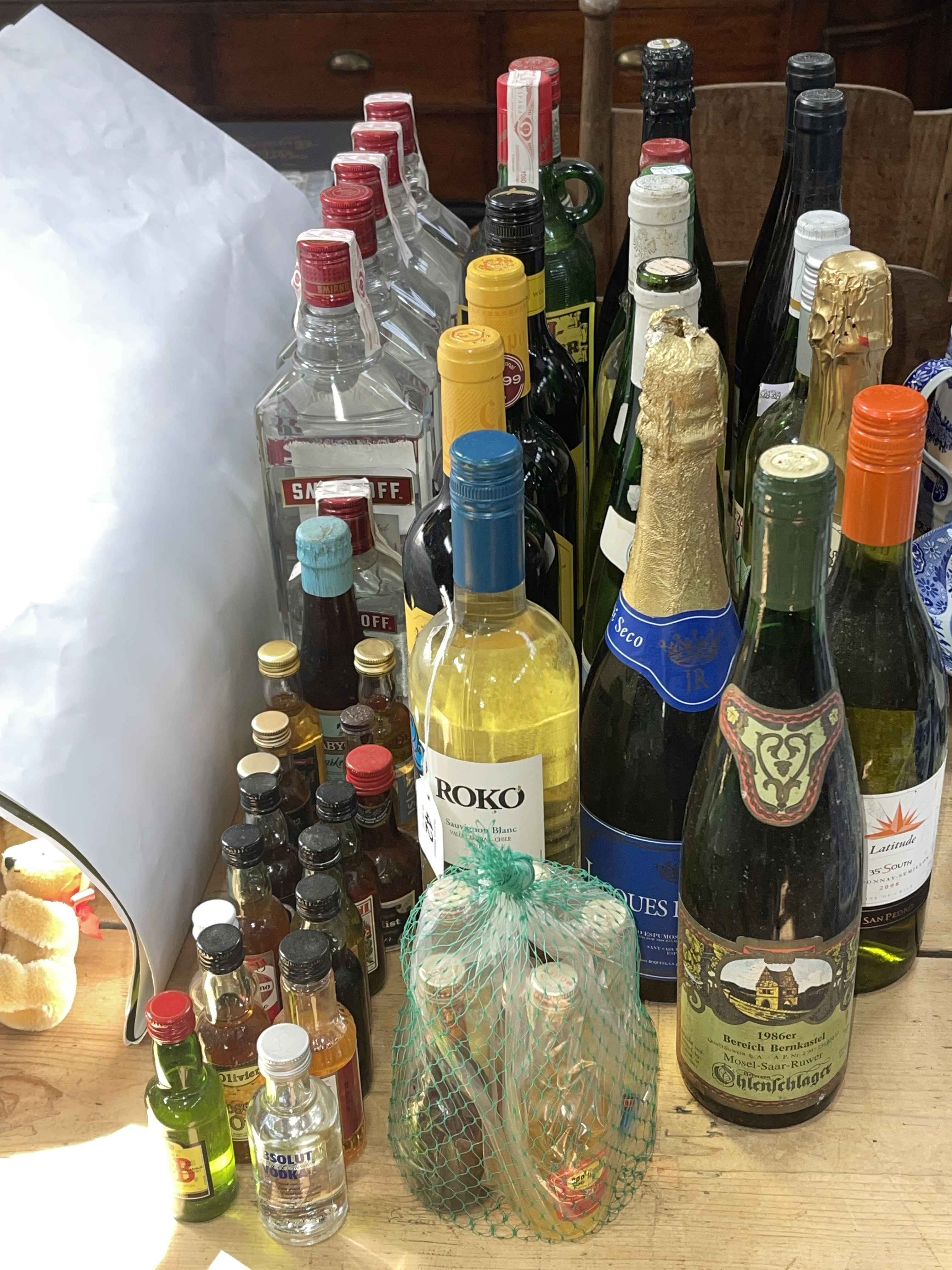 Collection of spirits and wine including Smirnoff Vodka 1 litre, Martini 75cl, Campo Viejo Rioja,